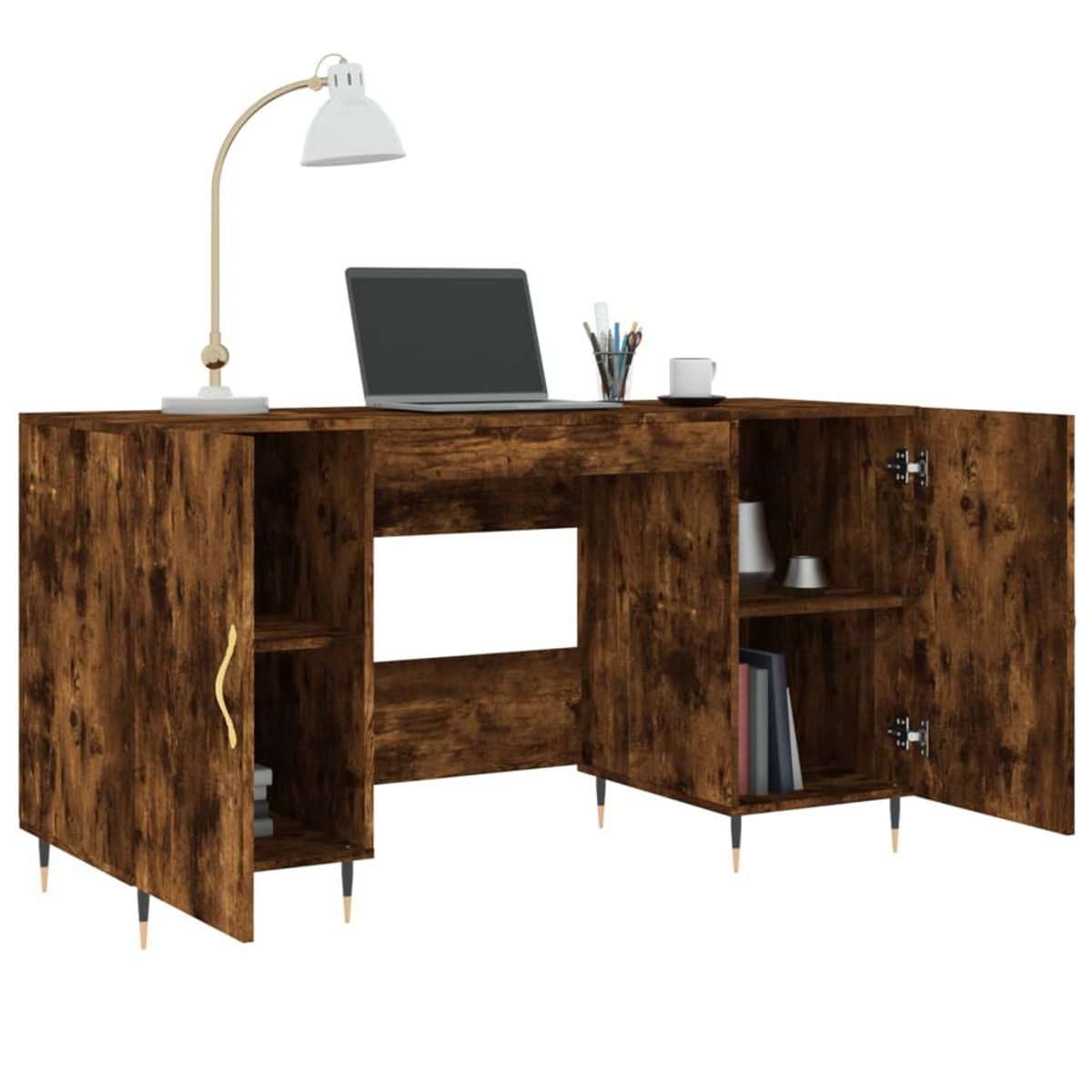Escritorio de madera marrón oscura con portátil, lámpara, libros y bolígrafos sobre fondo blanco.