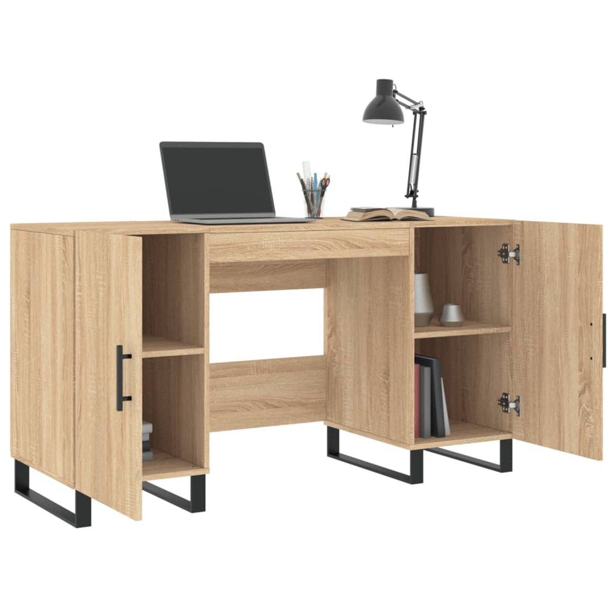 Ein heller Holzschreibtisch mit schwarzen Metallbeinen, Schränken, Regalen, Laptop, Schreibtischlampe und Dekoration.