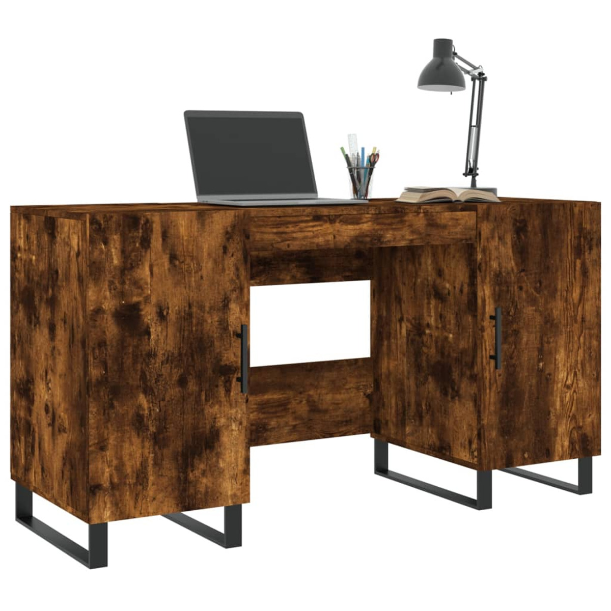 Ein rustikaler Holztisch mit schwarzen Metallbeinen, Laptop, Stiften, Buch und Lampe auf weißem Grund.