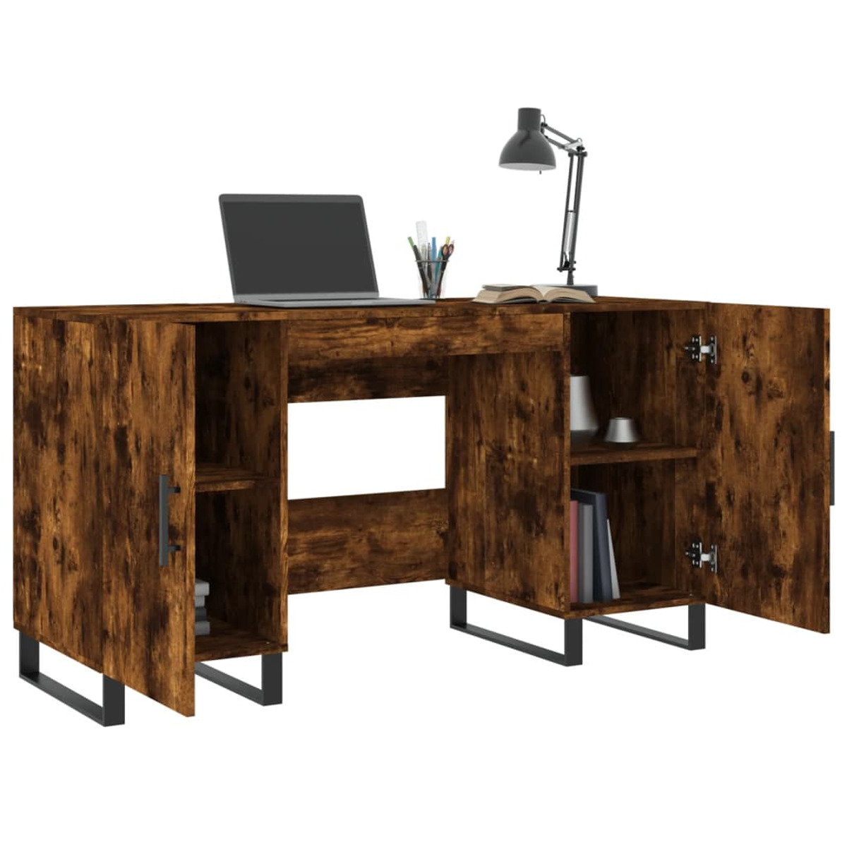 Rustikaler Holzzapfenschreibtisch mit schwarzem Metallgestell, Laptop, Lampe und geöffneten Schränken.