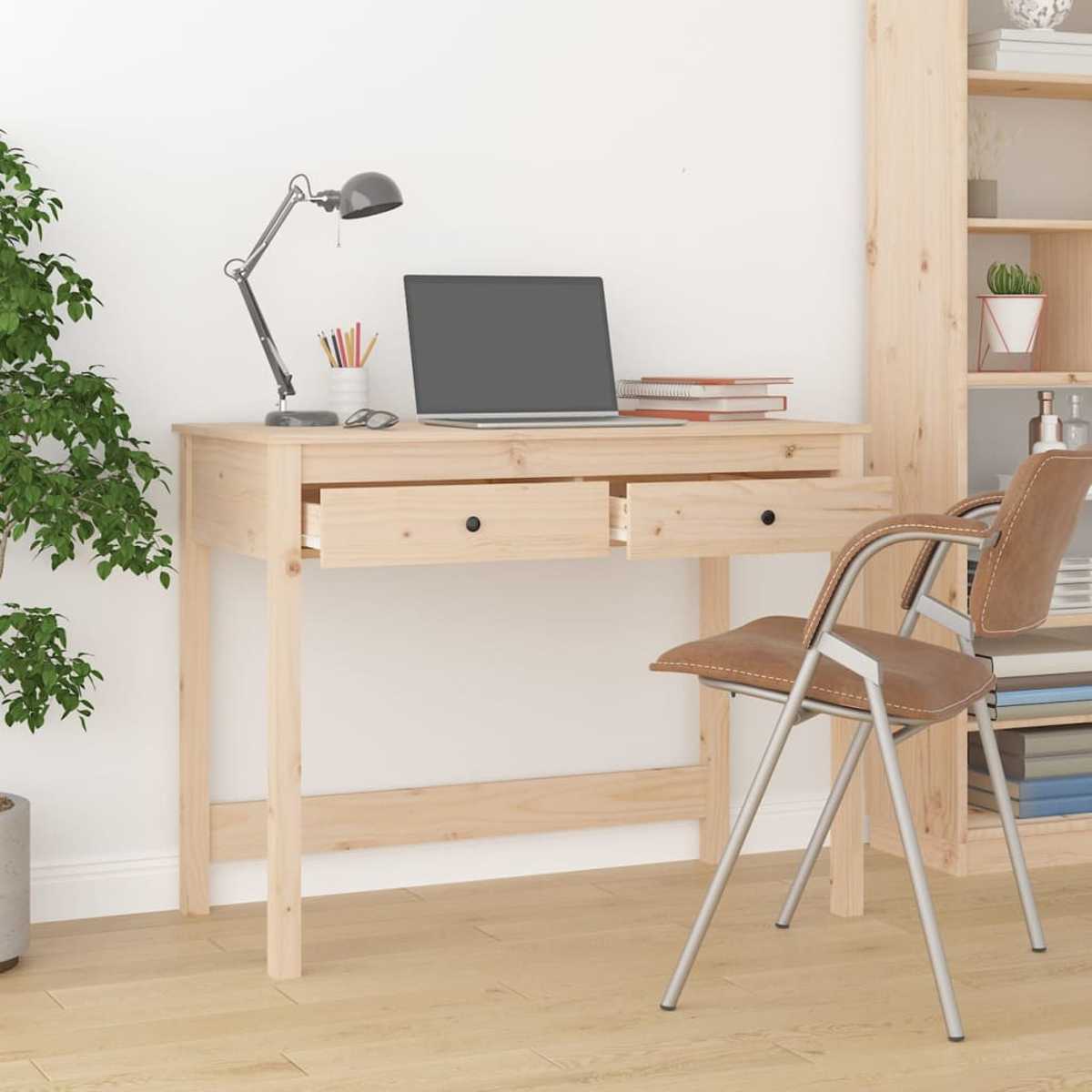 Ein Holzzuschreibtisch mit Laptop, Lampe und Stuhl, flankiert von einer Pflanze und einem Regal.