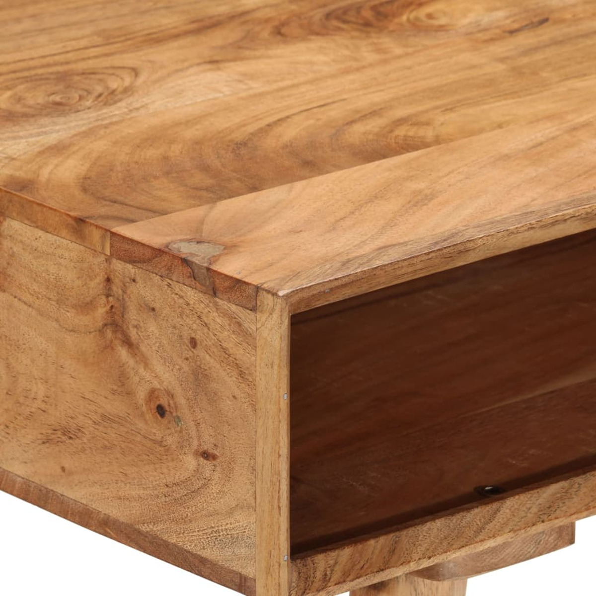 Primer plano de una superficie de madera con vetas vibrantes y un compartimento abierto.