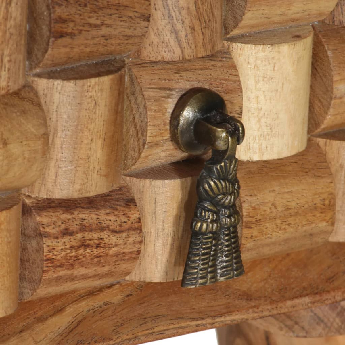 Primer plano de un armario de madera con frente geométrico texturizado y tirador de latón.