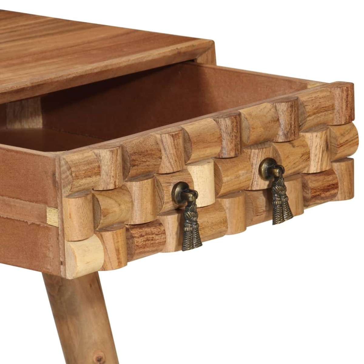 Mesa de madera con cajón abierto y tiradores de latón decorativos.