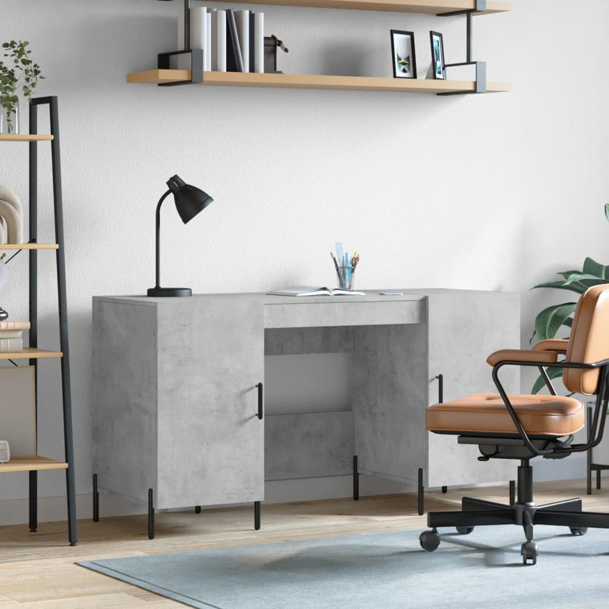 Moderner Schreibtisch in Betonoptik mit Lampe, braunem Drehstuhl, Regalen und Pflanzen im hellen Raum.