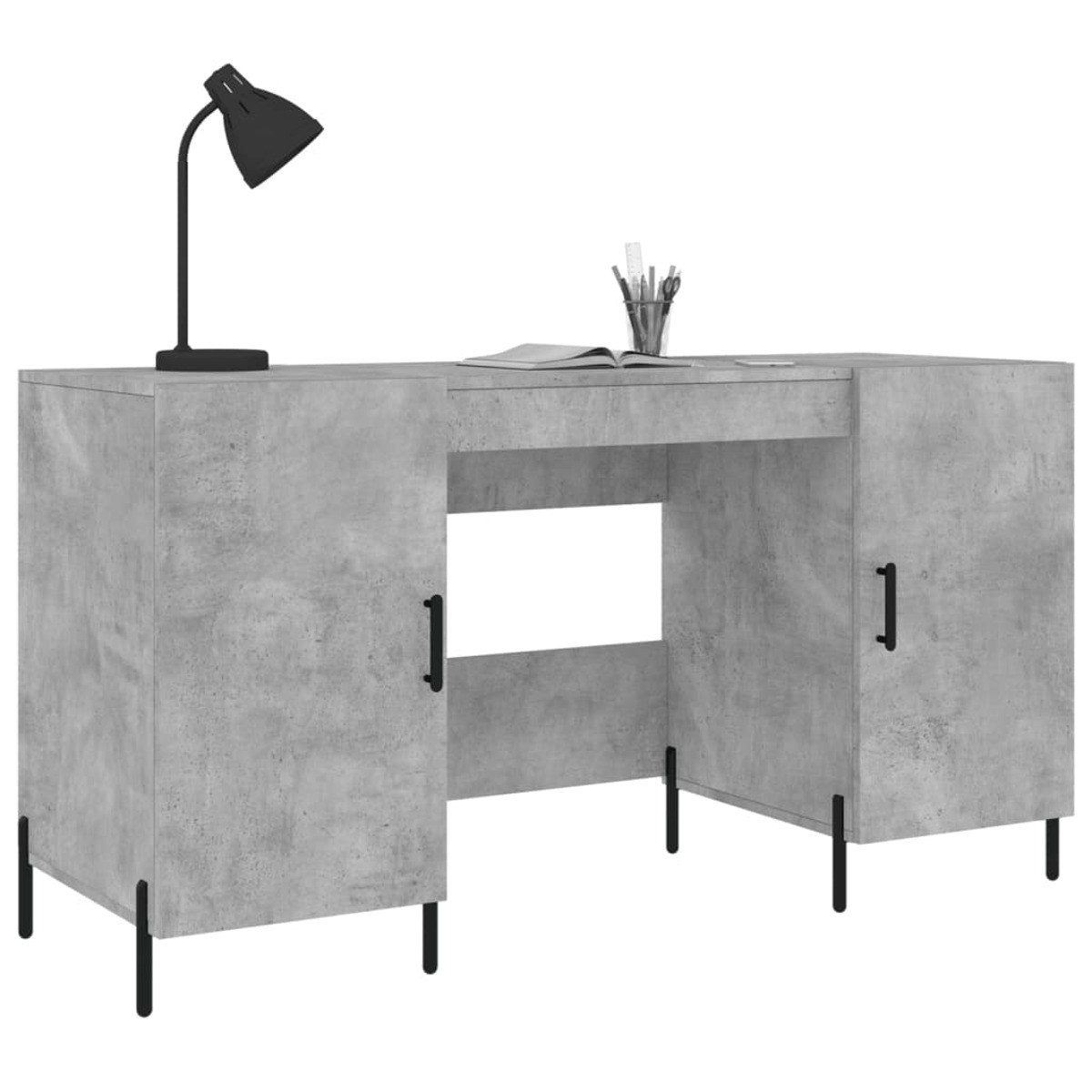 Ein grauer Schreibtisch in Betonoptik mit schwarzen Beinen, Griffen, Lampe, offenem Buch und Stiftehalter.