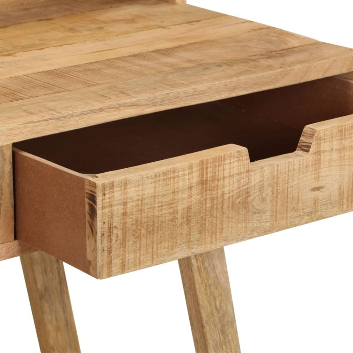 Holztisch mit offener Schublade und sichtbarer Holzmaserung vor weißem Hintergrund.