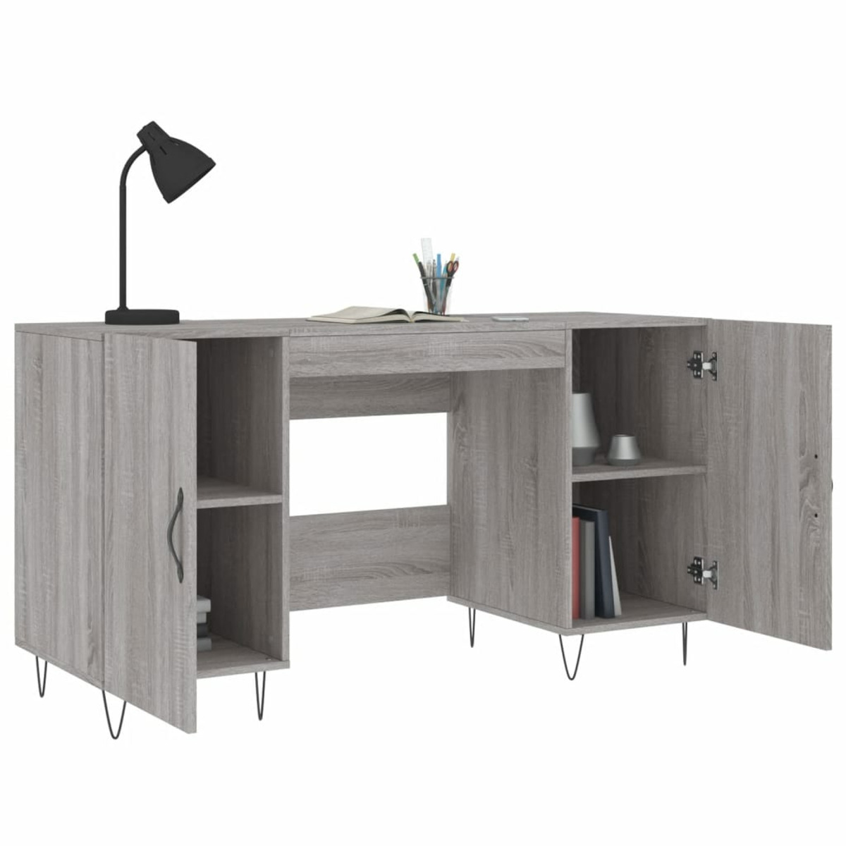 Escritorio gris con estantes, puertas, patas de horquilla, lámpara negra y artículos de papelería sobre fondo blanco.