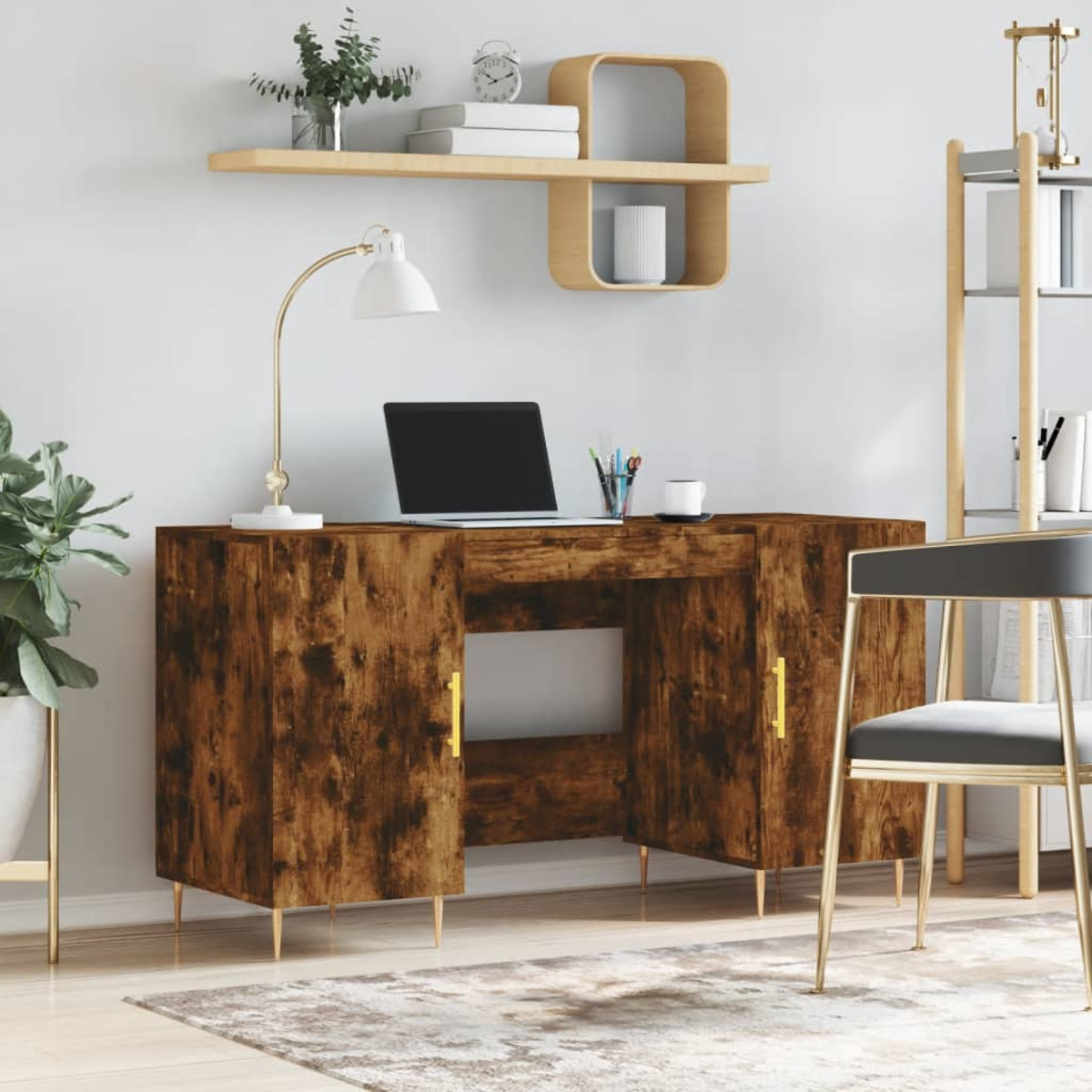 Un escritorio de madera con portátil, lámpara y silla en una habitación moderna con estante y planta.