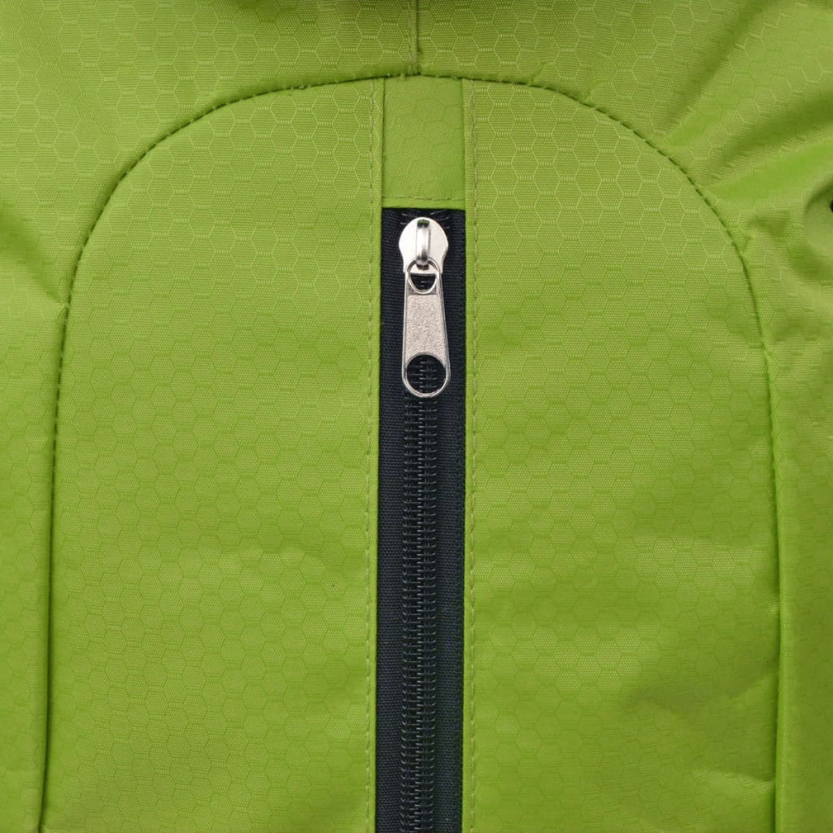Ein silberner Reißverschluss an einer grünen Tasche mit Wabendesign.