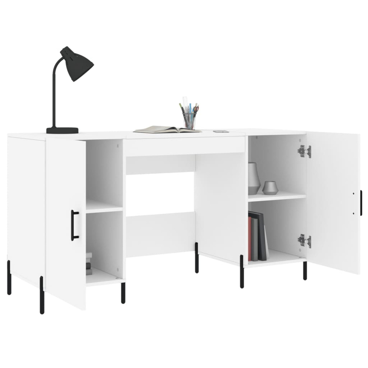 Ein weißer Schreibtisch mit schwarzen Metallbeinen, offenen Schränken an beiden Seiten, einer Lampe und Stiften.