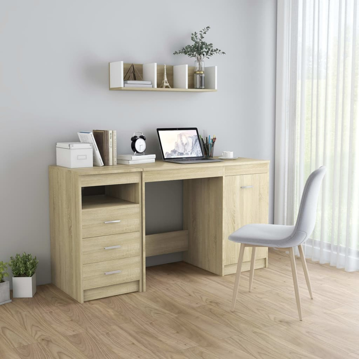 Ein heller Holztisch mit Laptop und Stuhl in einem Raum mit Wandregal und großen Fenstern mit Vorhängen.