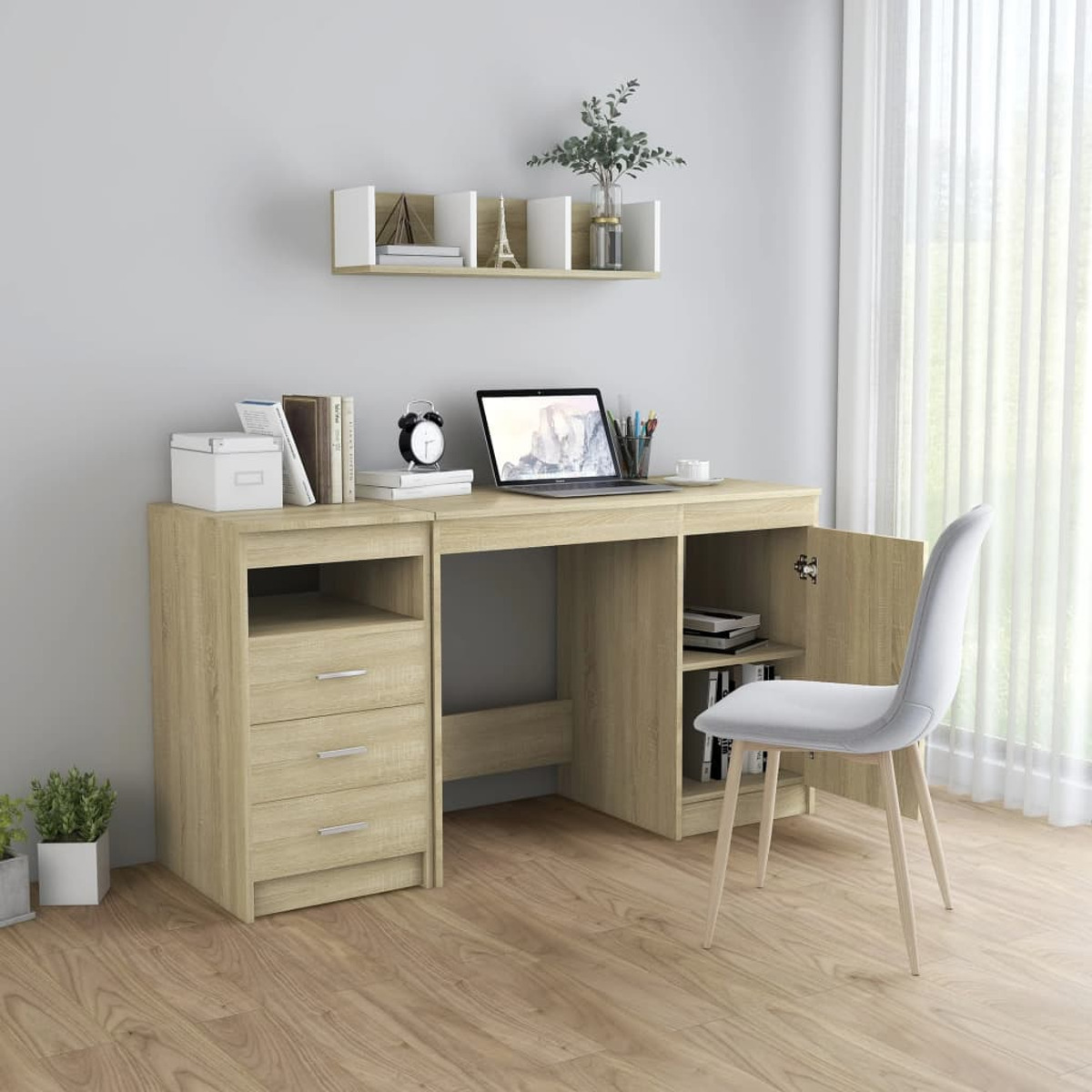 Ein holzfarbener Schreibtisch mit Laptop, Regalen, Schubladen und einem weißen Stuhl vor einem Fenster.
