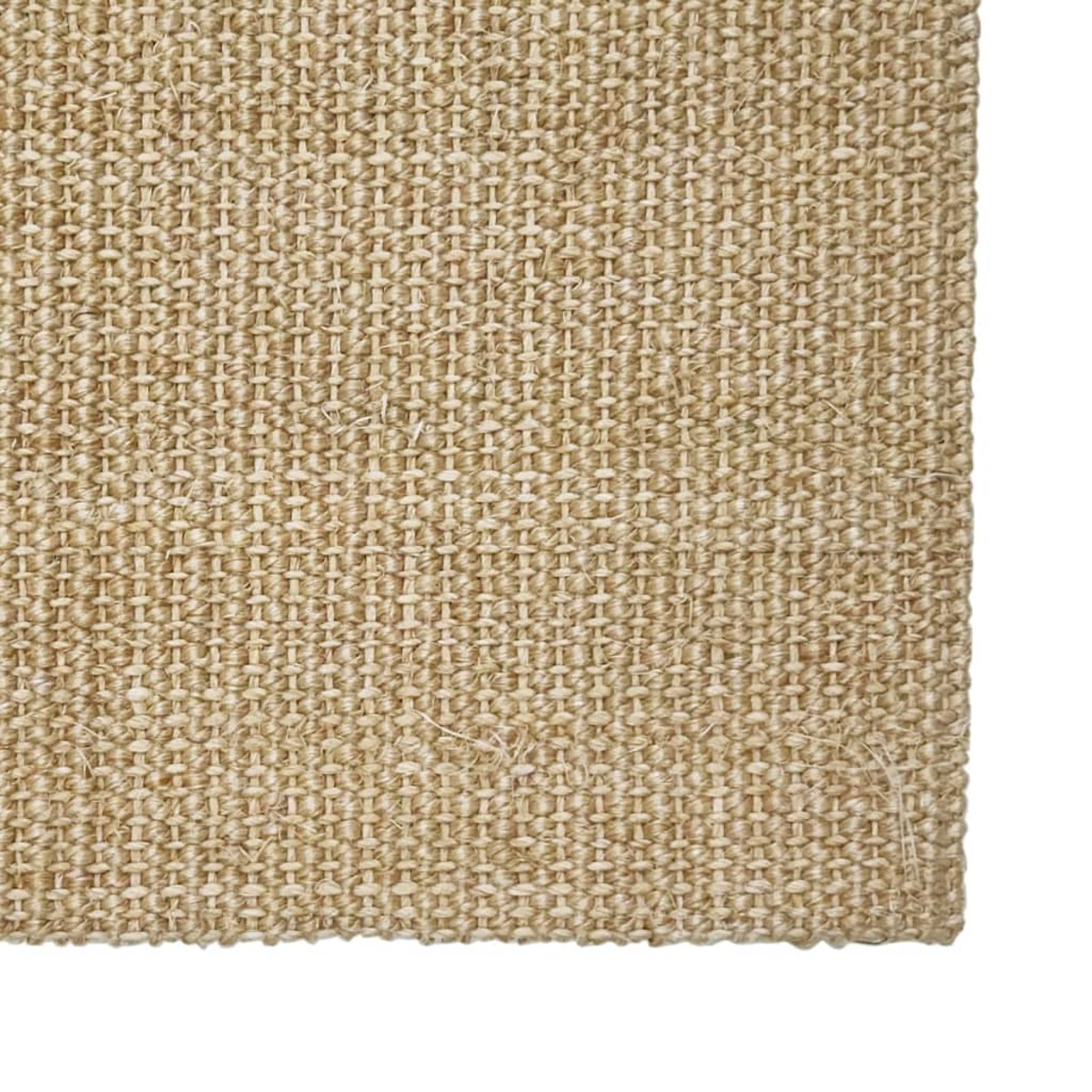 Nahaufnahme einer dicht gewebten, beigen Jute-Teppichstruktur mit sichtbaren Fasern.