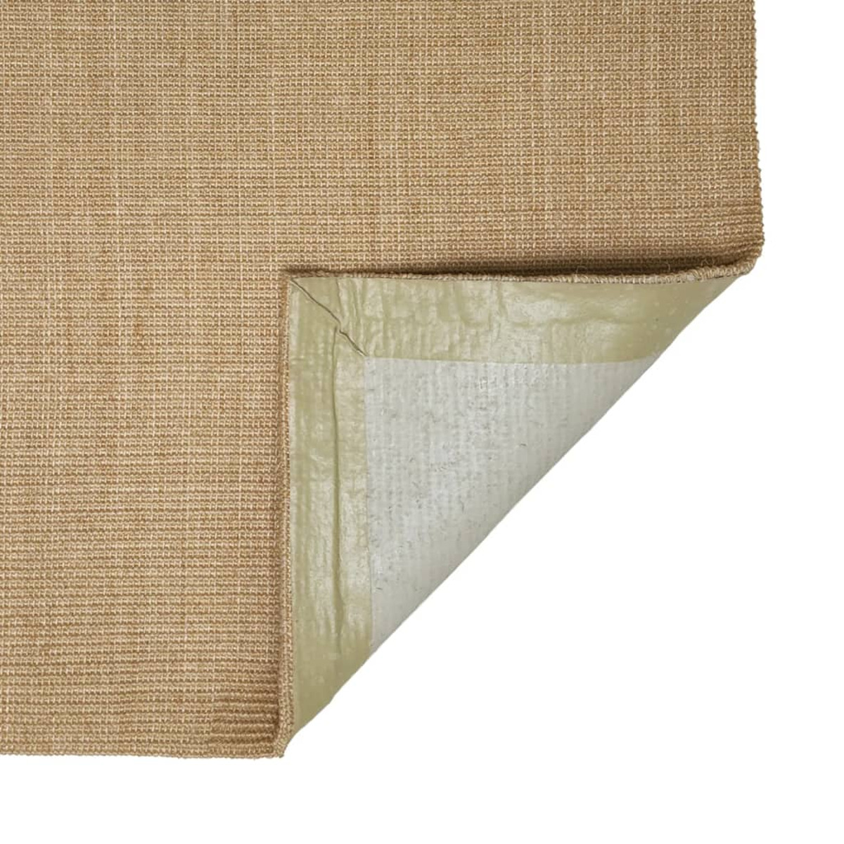 Ein beiger, gewebter Teppich mit umgeklappter Ecke, die die grüne Unterseite zeigt.