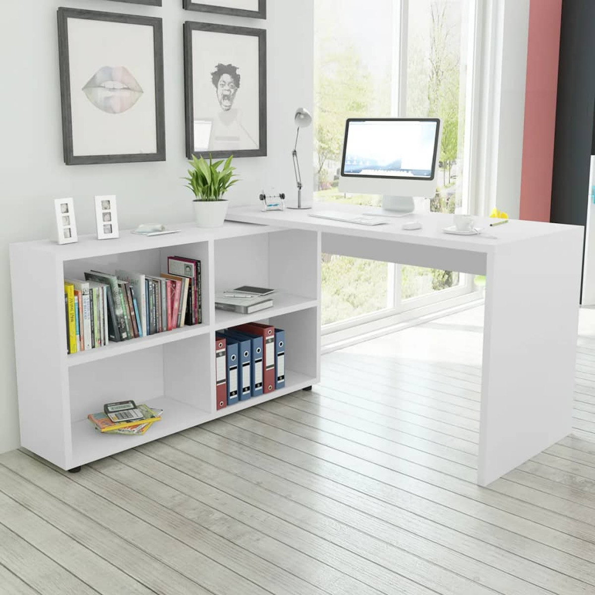 Un escritorio blanco en forma de L con estantería integrada que contiene una computadora, lámpara y carpetas.