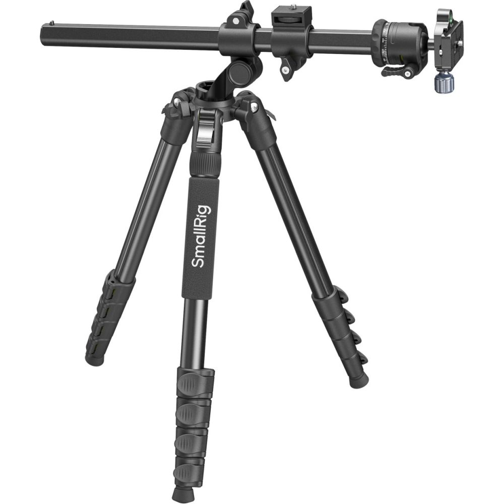 Schwarzes SmallRig-Stativ mit ausfahrbarem Arm und Kopf gegen weißen Hintergrund.