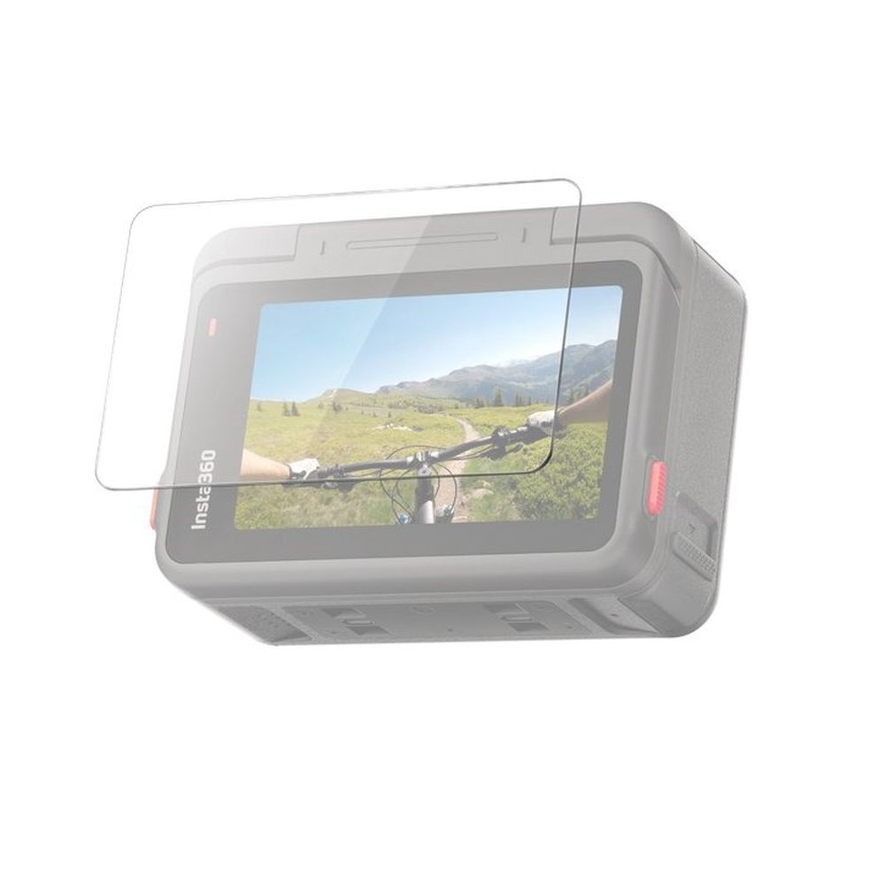 Eine Action-Kamera mit Schutzglas vor dem Display zeigt eine Radtour durch eine bergige Landschaft.