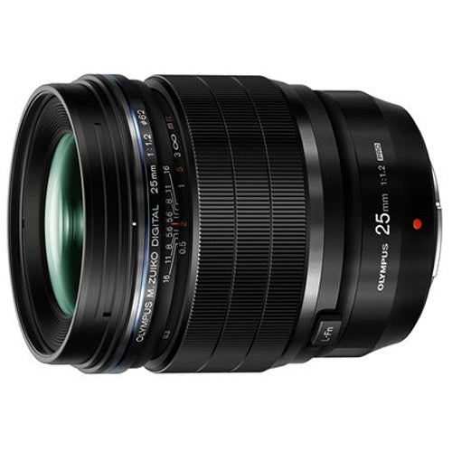 Obiettivo per fotocamera nero Olympus 25mm 1:1.2 Pro su sfondo bianco.