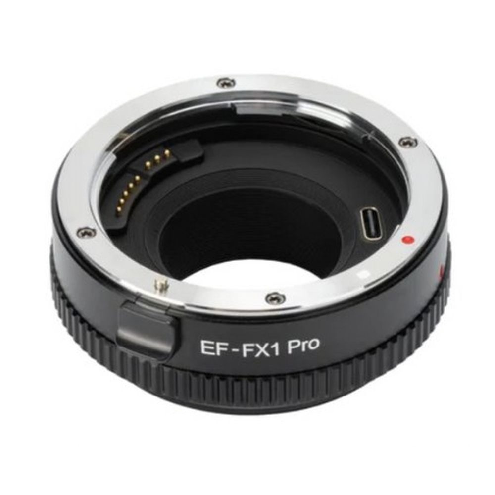Ein schwarzer EF-FX1 Pro Objektivadapter mit goldenen Kontakten auf weißem Hintergrund.