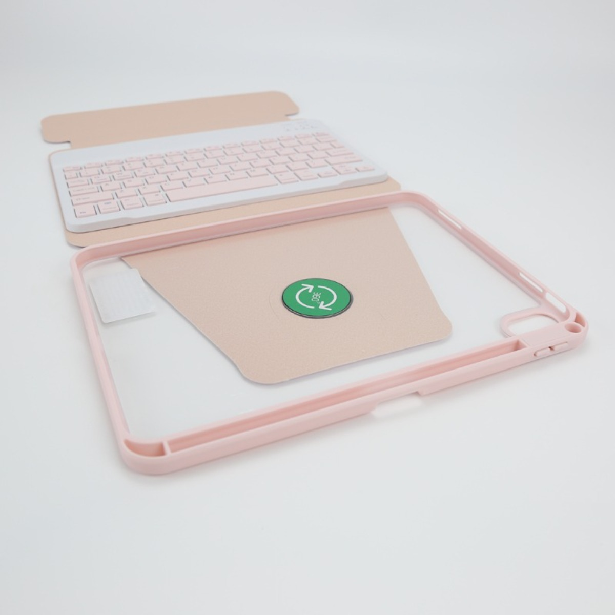Una custodia rosa per tablet con tastiera bianco-rosa su sfondo bianco.