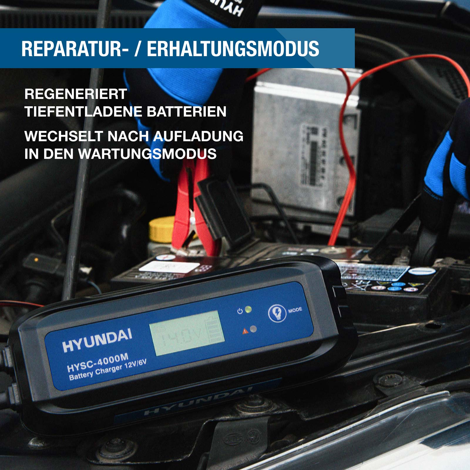Ein Hyundai HYSC-4000M Autobatterieladegerät ist an eine Batterie im Motorraum angeschlossen, mit deutschem Text.