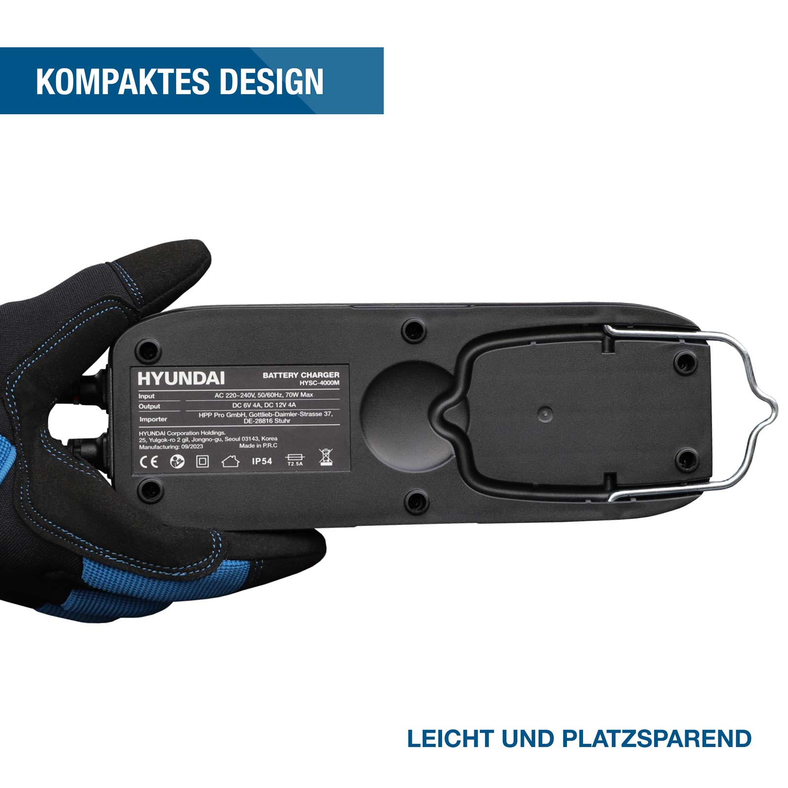 Eine handgehaltene Hyundai-Batterieladegerät-Rückseite mit weißem Typenschild und integriertem Metallaufhänger.