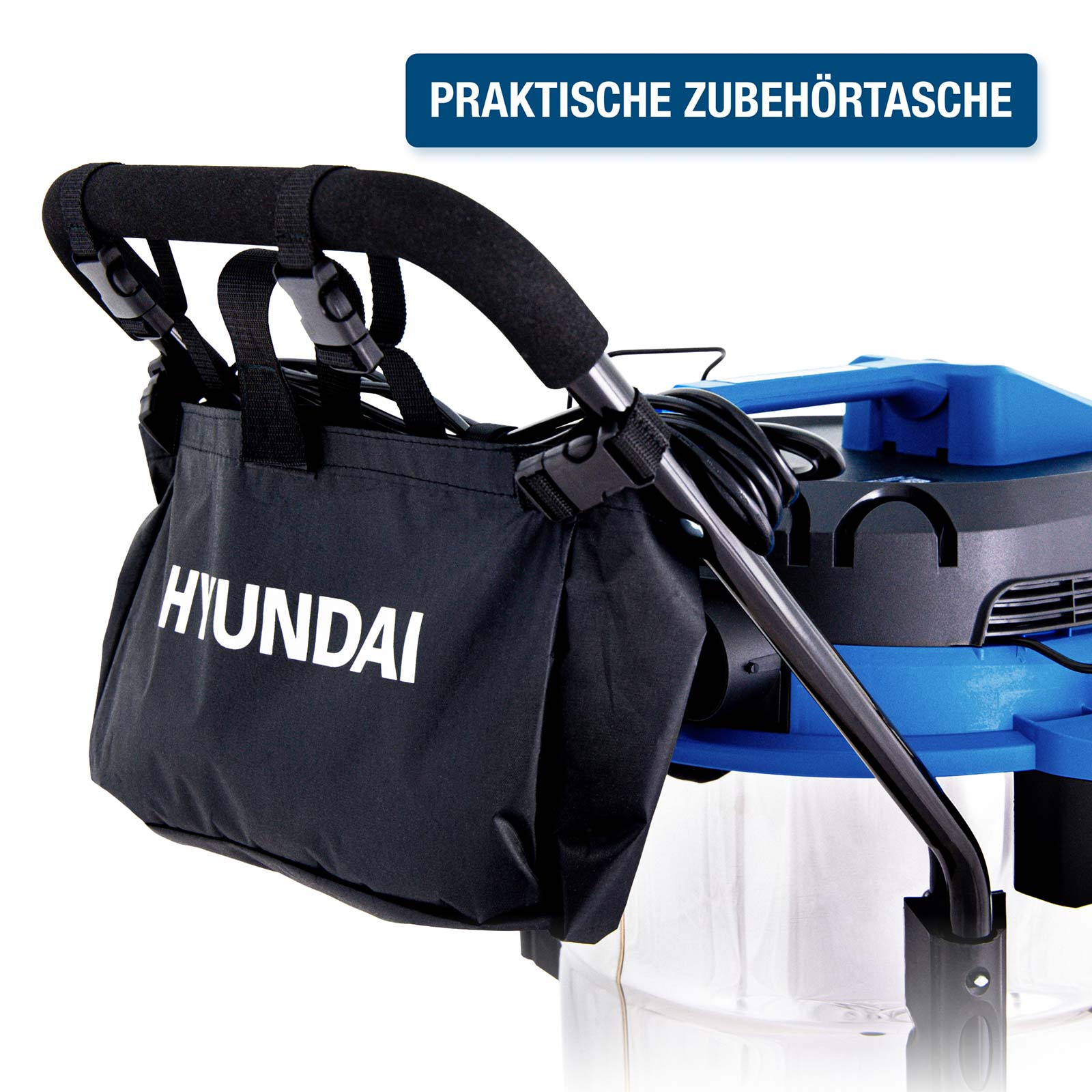 Eine schwarze Hyundai-Zubehörtasche hängt am Griff eines blauen Staubsaugers vor weißem Hintergrund.