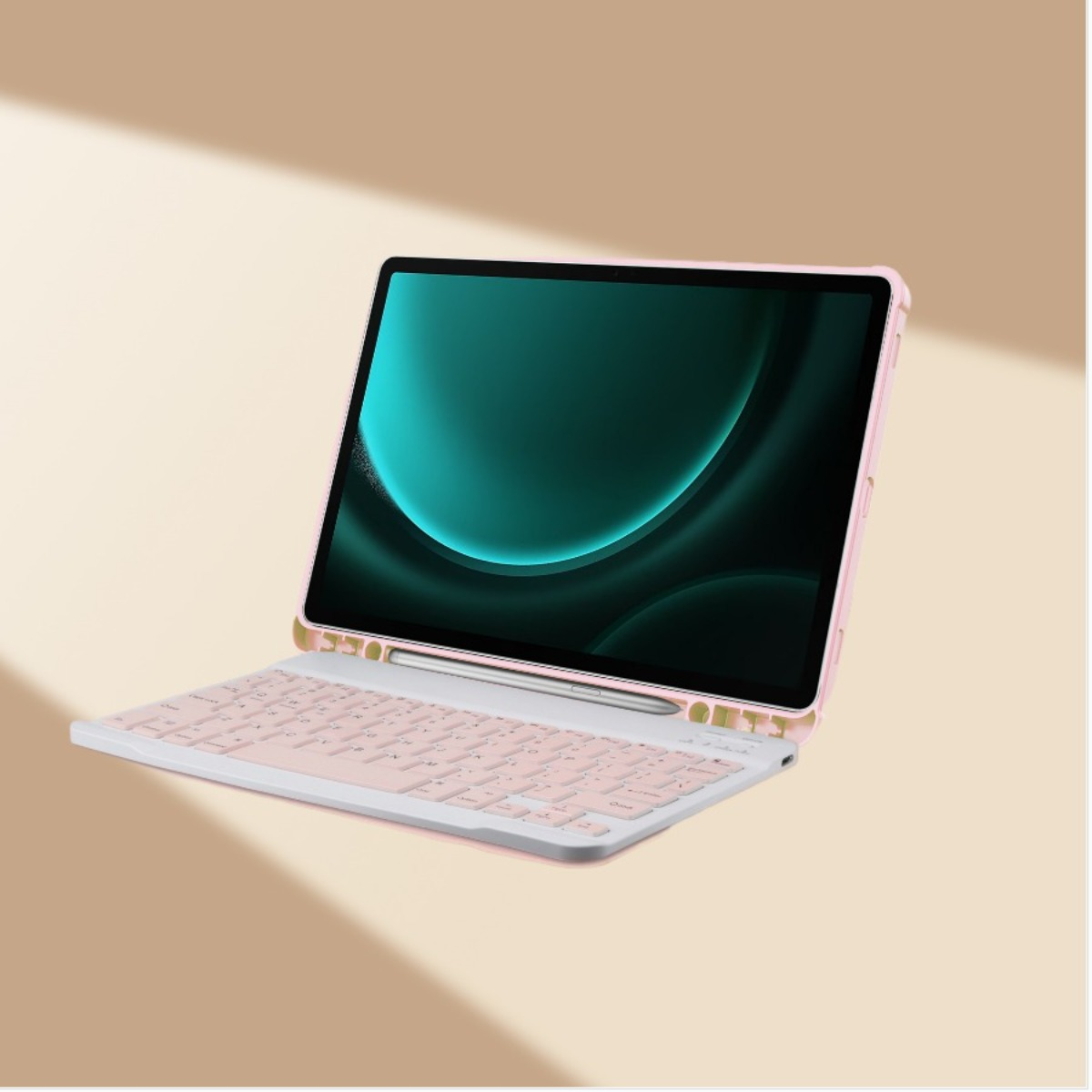 Un tablet rosa in una custodia con tastiera abbinata su sfondo beige.
