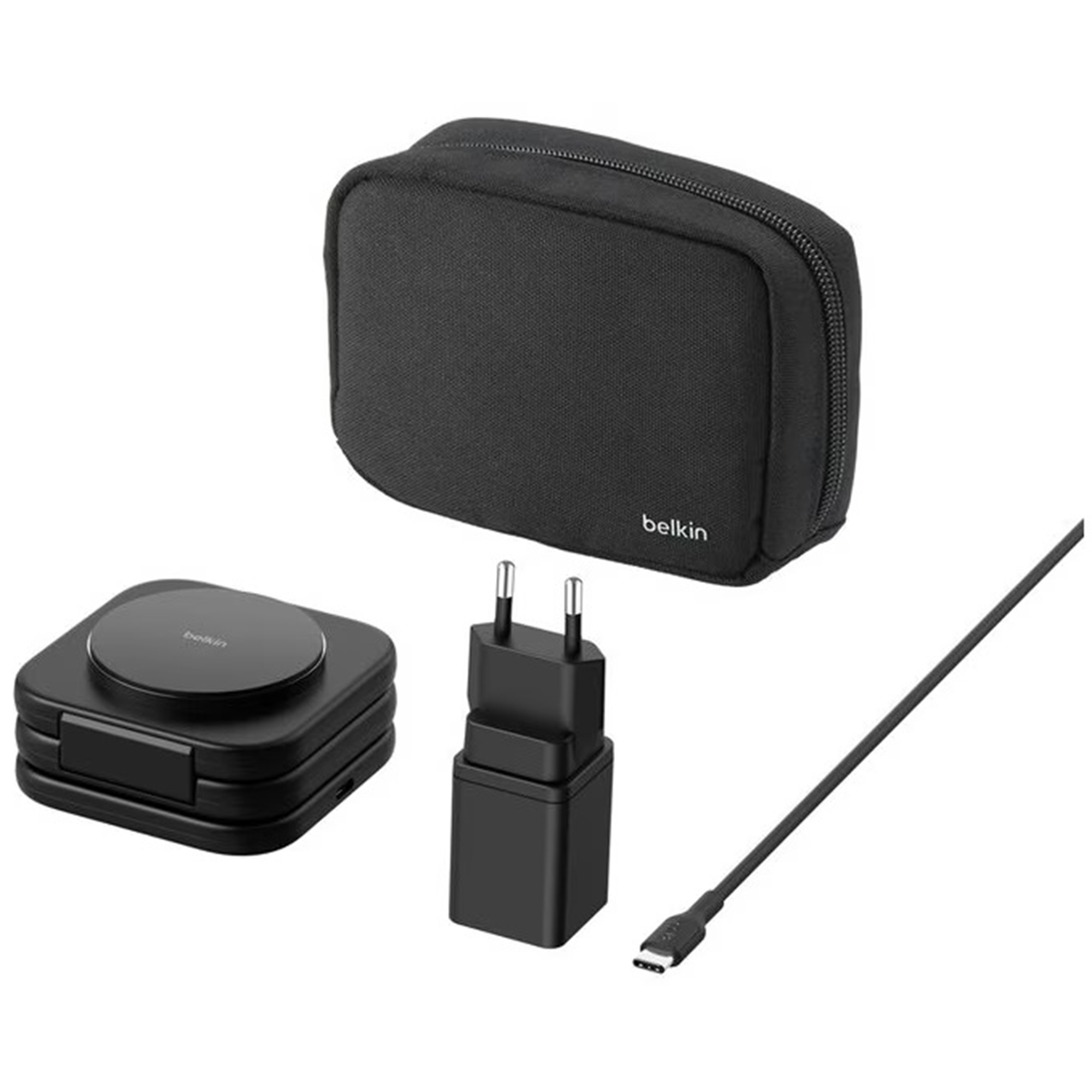 Zwarte Belkin draadloze lader, EU-adapter, USB-C-kabel en een zwarte reisetui op een witte achtergrond.