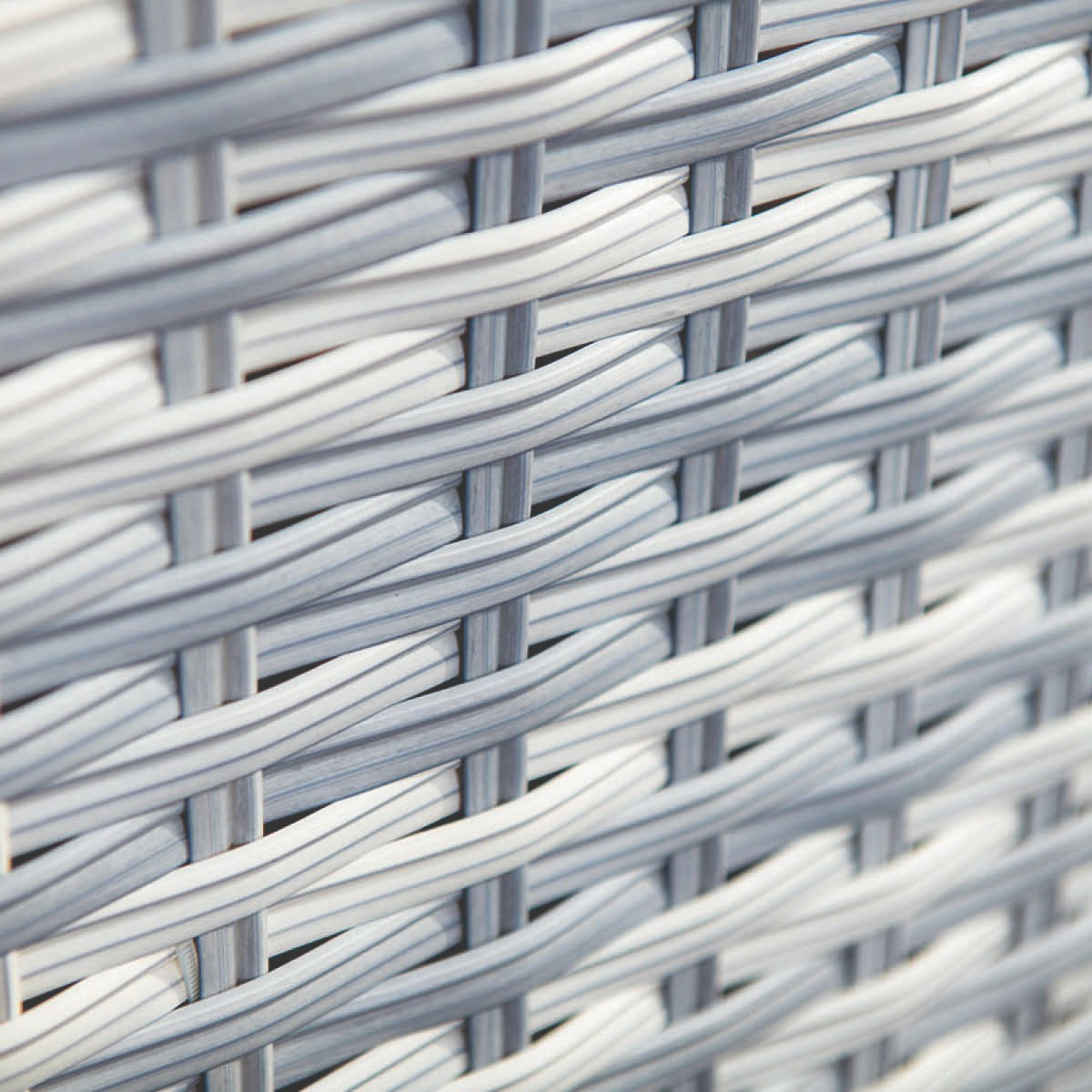 Close-up van een grijs en wit synthetisch vlechtwerk.