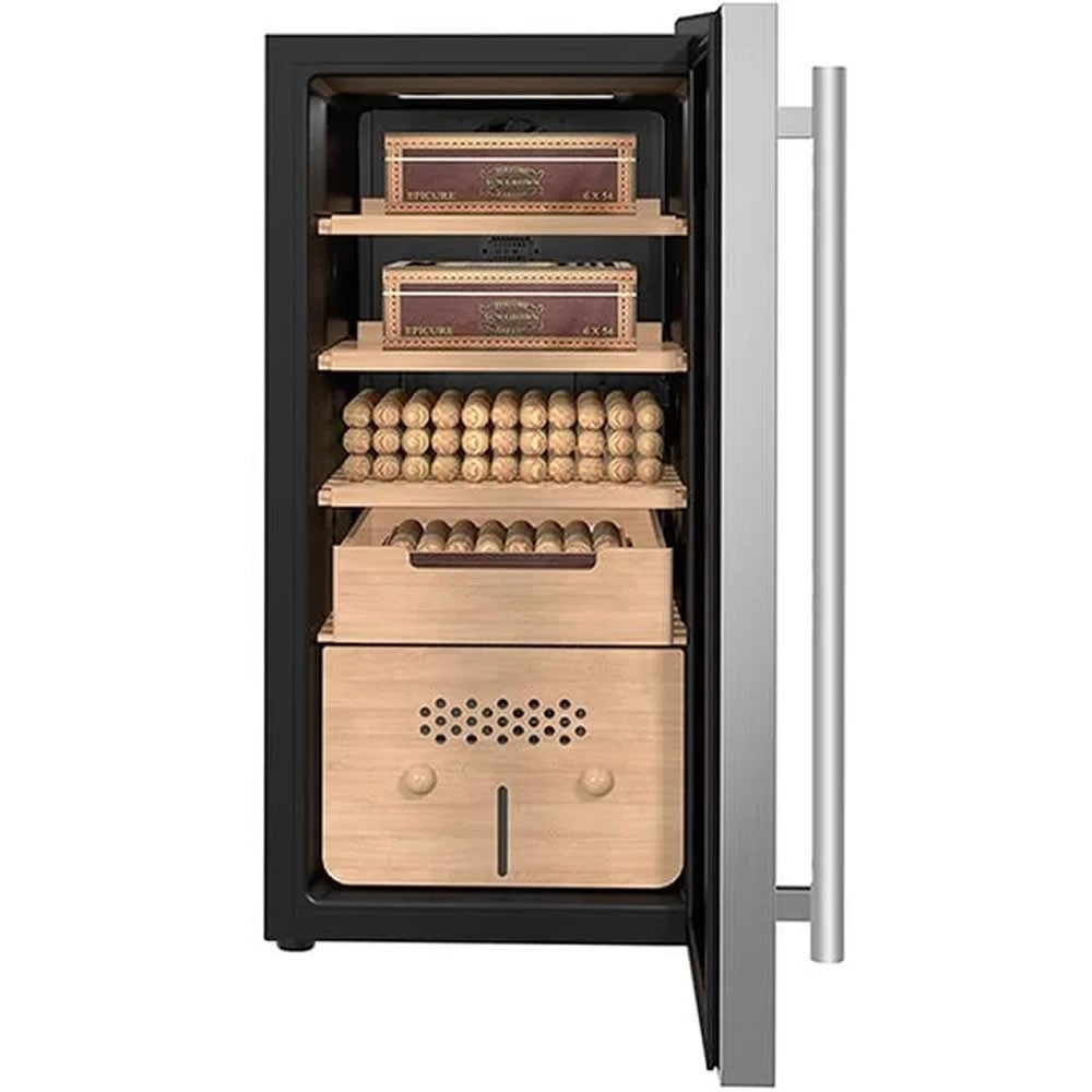 Puroler ve puro kutularıyla dolu ahşap raflı açık siyah bir humidor.