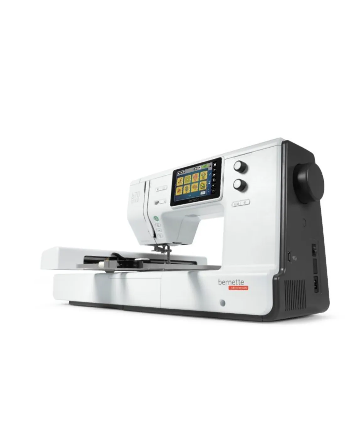 Eine weiße Stickmaschine mit einem Display auf einem weißen Tisch.