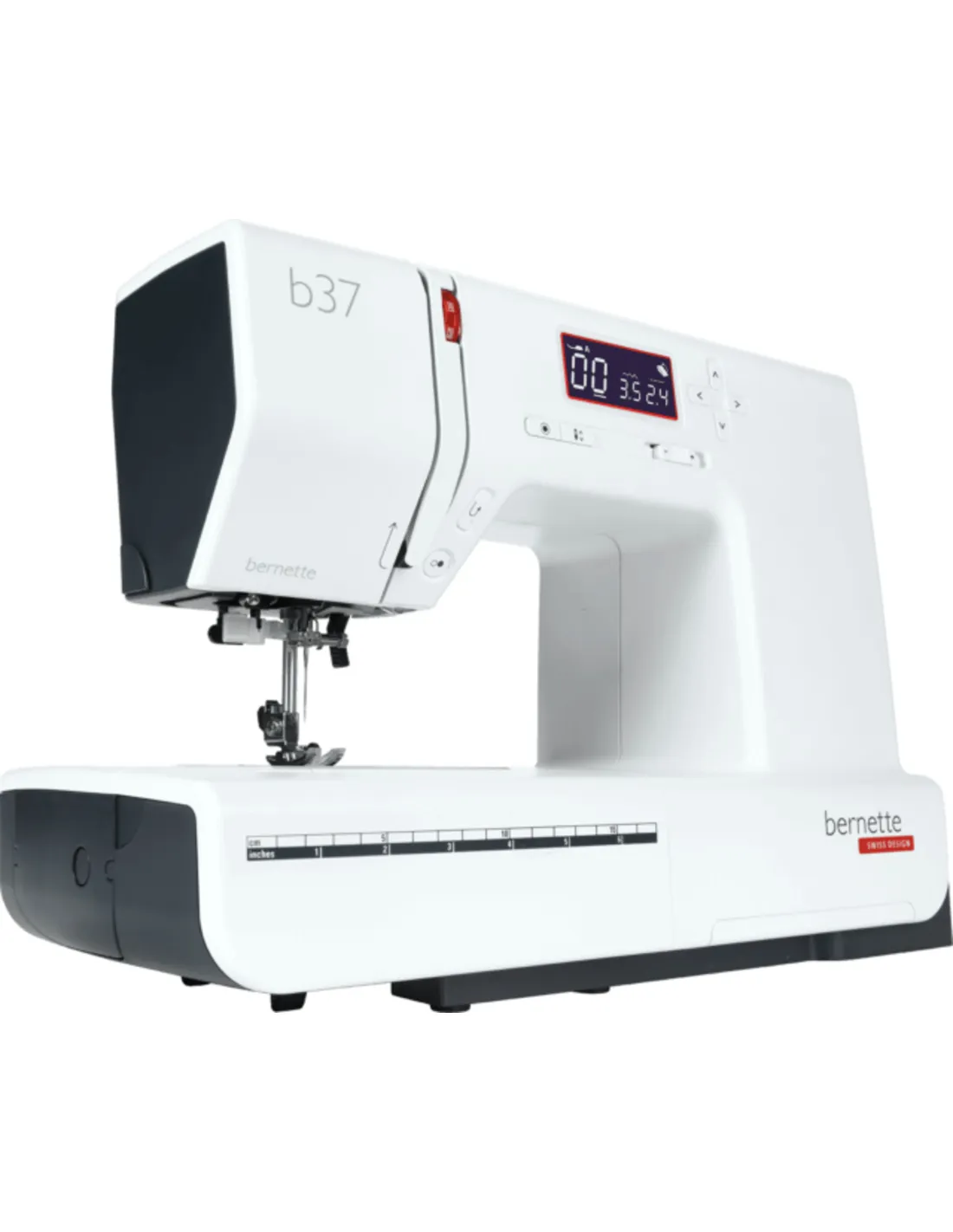 Eine moderne weiße Bernette b37 Nähmaschine mit digitalem Display und Messskala auf dem Flachbett.