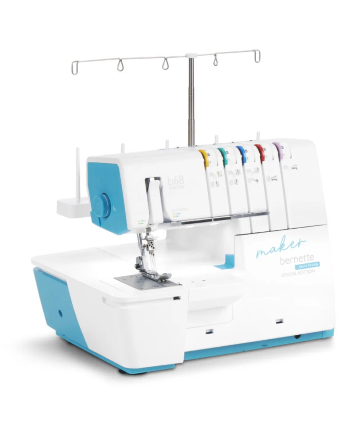 Eine weiß-blaue Bernette Overlock-Nähmaschine mit bunten Fadenführungen und einem Metallständer vor weißem Hintergrund.