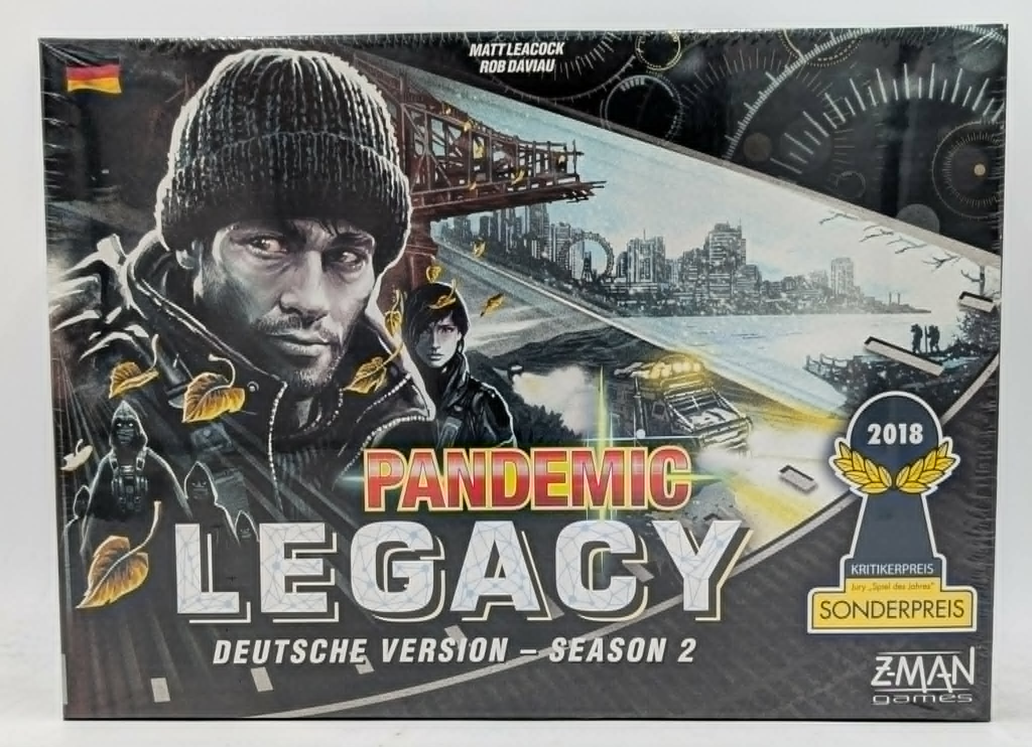 Pandemic Legacy Season 2 Brettspielschachtel mit einem Mann in Mütze und Stadthintergrund.