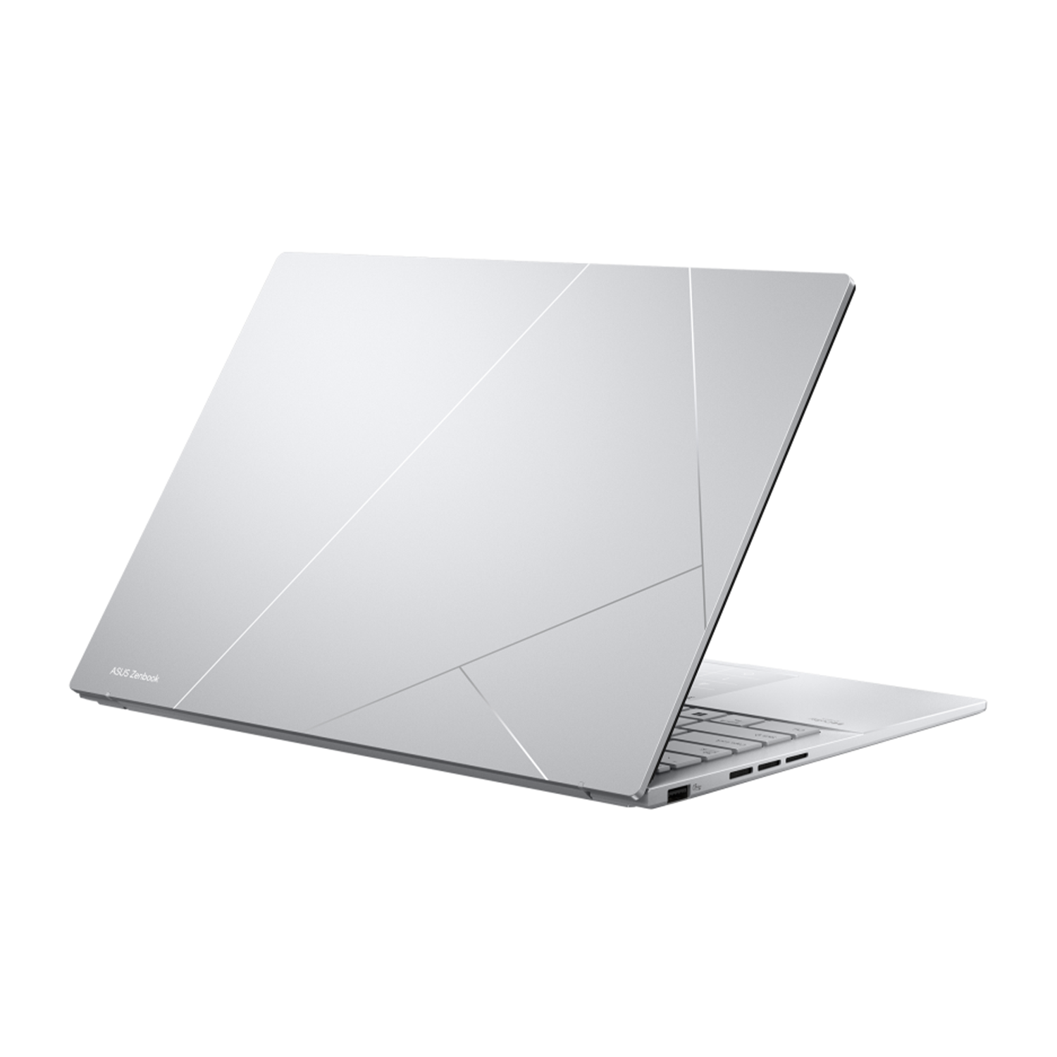 Gümüş renkli ASUS Zenbook dizüstü bilgisayar beyaz zeminde açılı duruyor, geometrik desenli kapağı ve klavyesi görünüyor.
