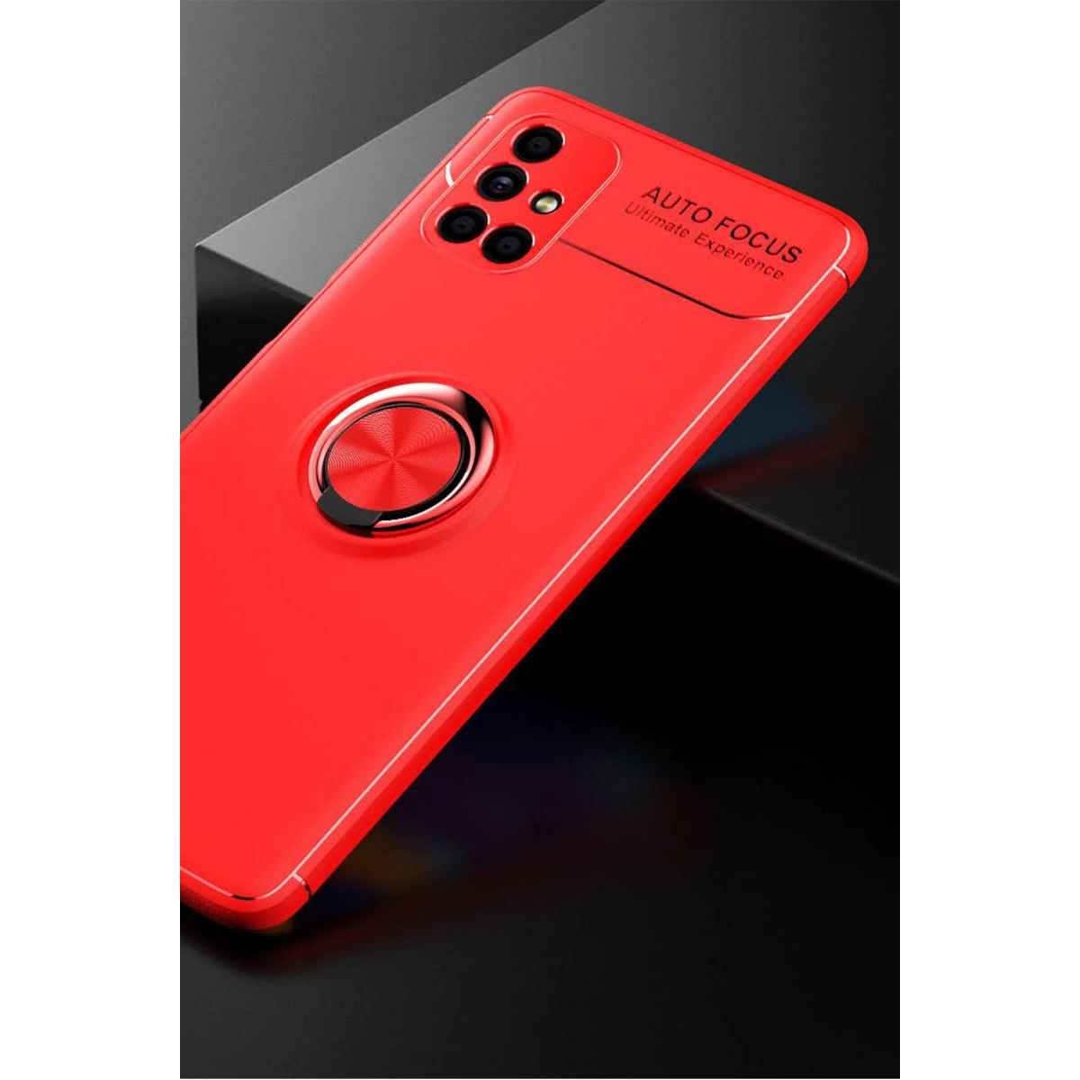 Kamera kesikli ve entegre metal halkalı kırmızı akıllı telefon kılıfı, koyu arka planda.