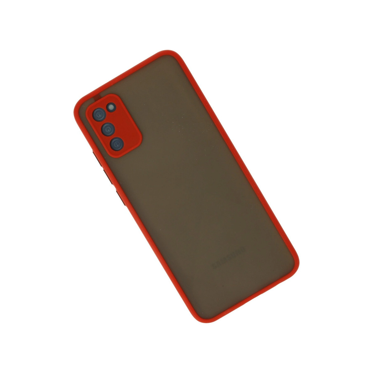 Beyaz arka planda kırmızı kenarlı mat koruyucu kılıf içinde üçlü kameralı akıllı telefon.