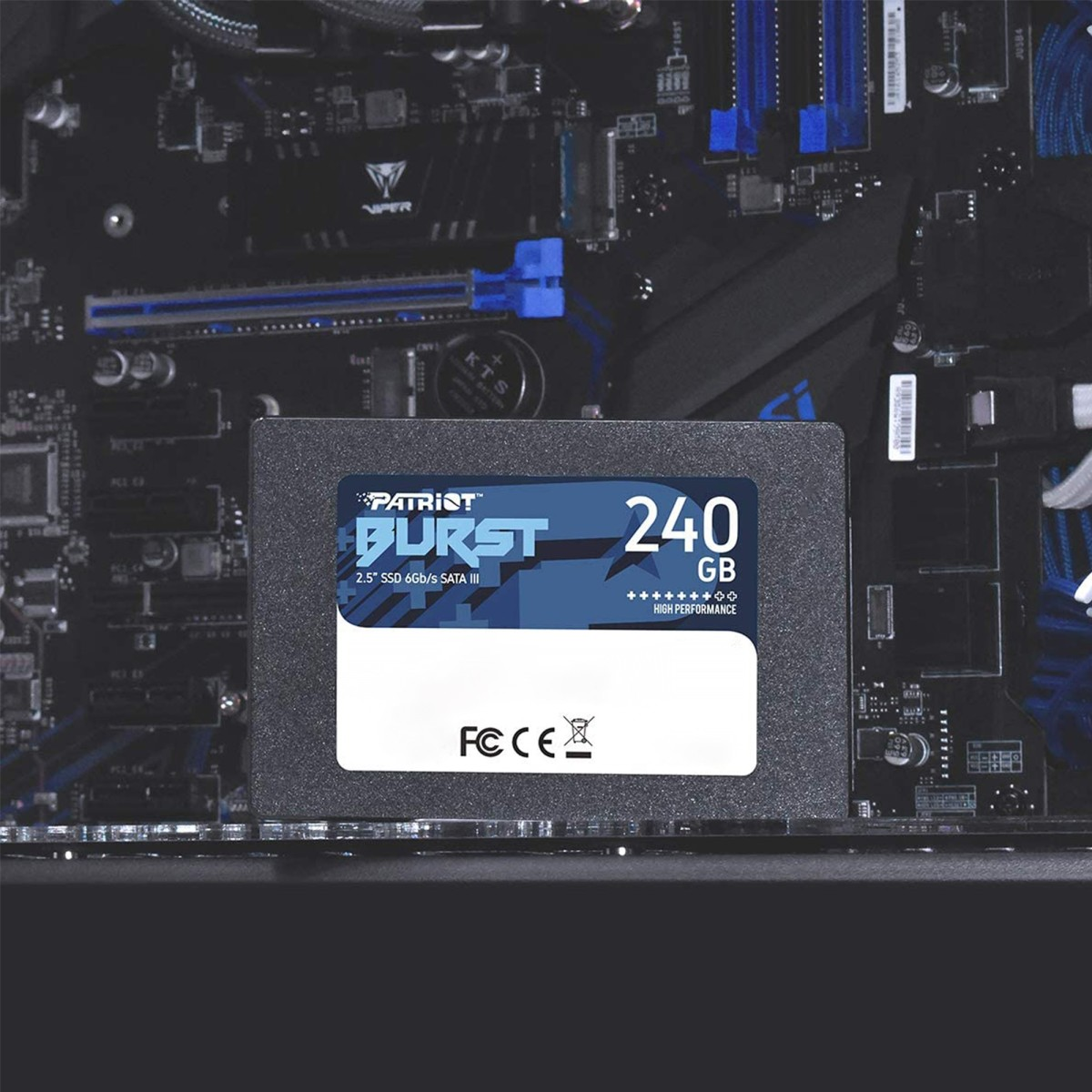Dyski SSD Patriot Burst 240 GB znajduje się przed płytą główną.