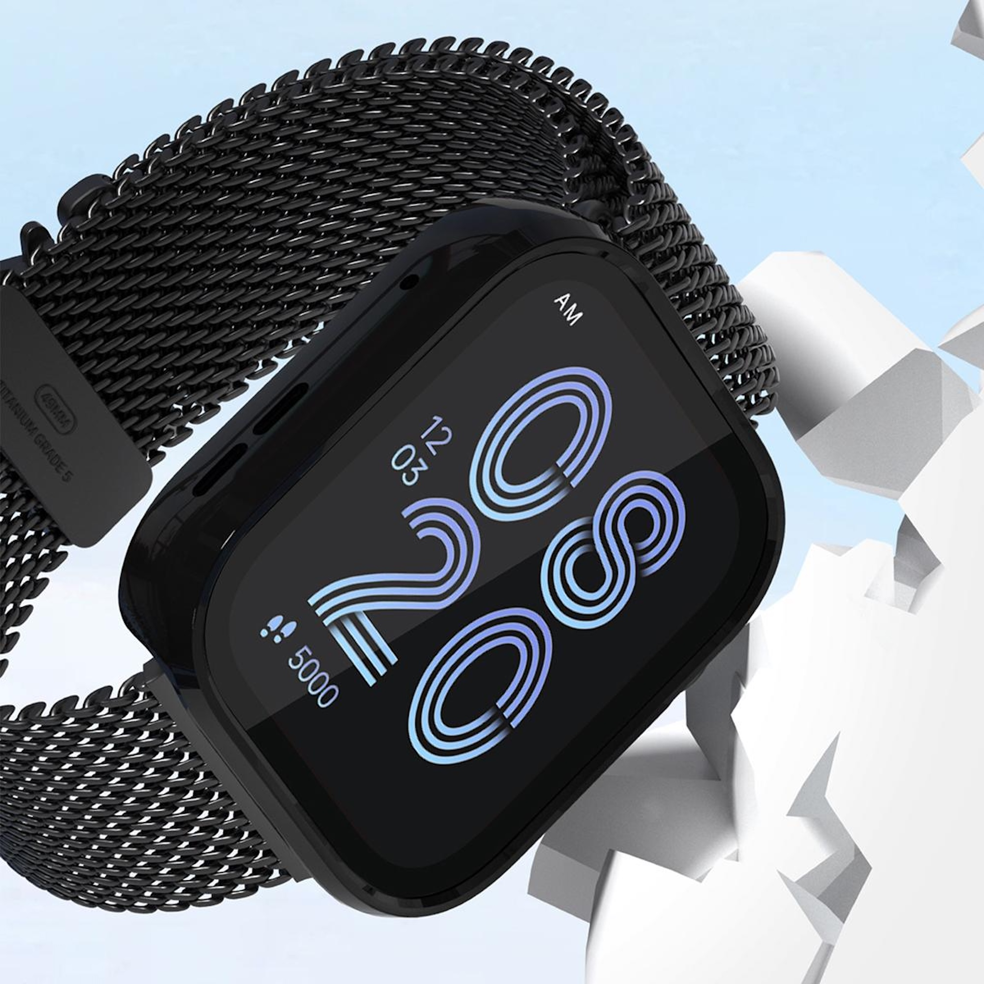Uno smartwatch nero con cinturino a maglia è mostrato su sfondo astratto azzurro e bianco.