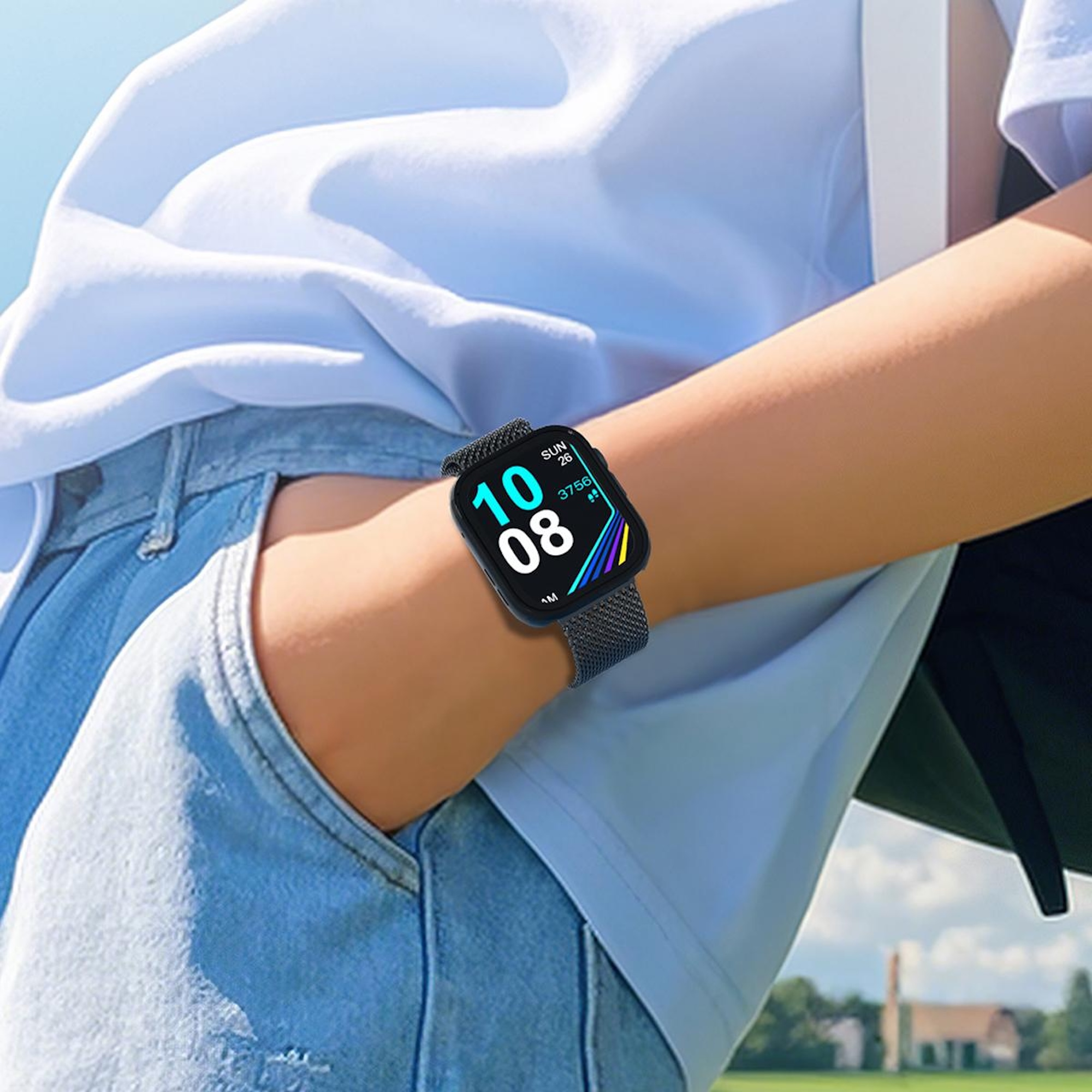 Persona con indumenti chiari che indossa uno smartwatch nero con quadrante digitale.