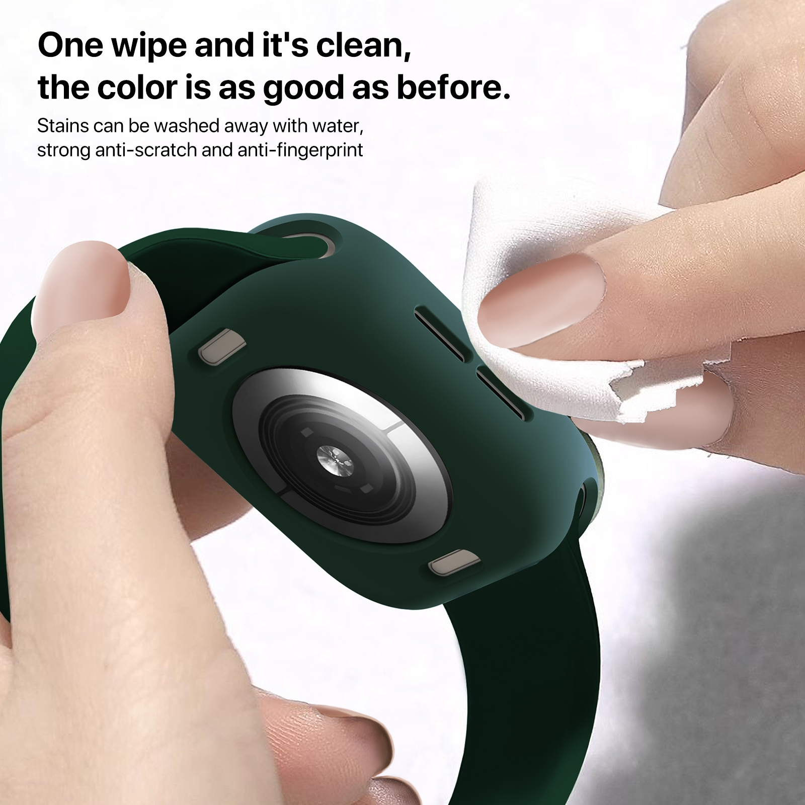 Una persona pulisce una custodia verde scuro per smartwatch con un panno bianco.