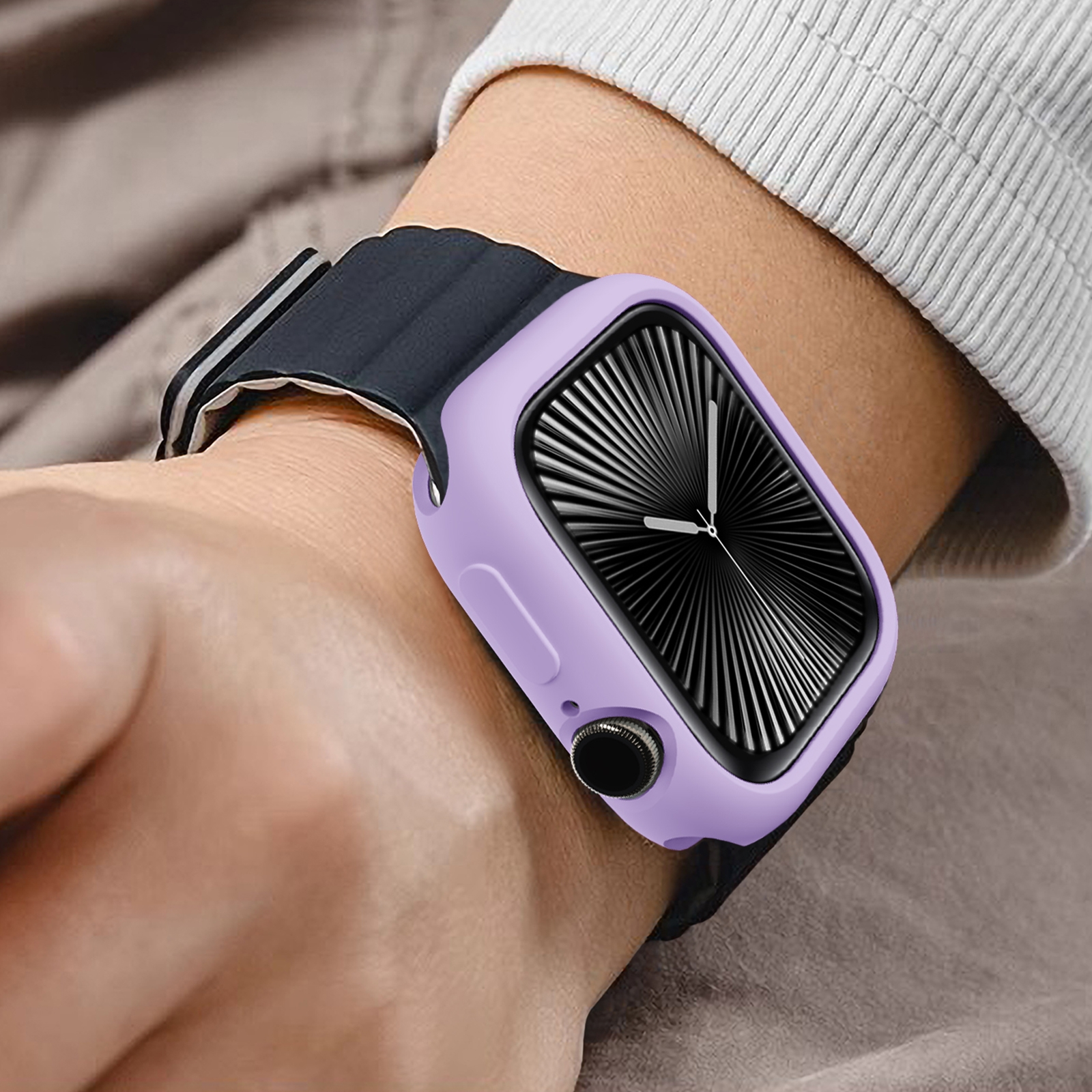 Uno smartwatch con custodia protettiva viola e cinturino nero al polso.