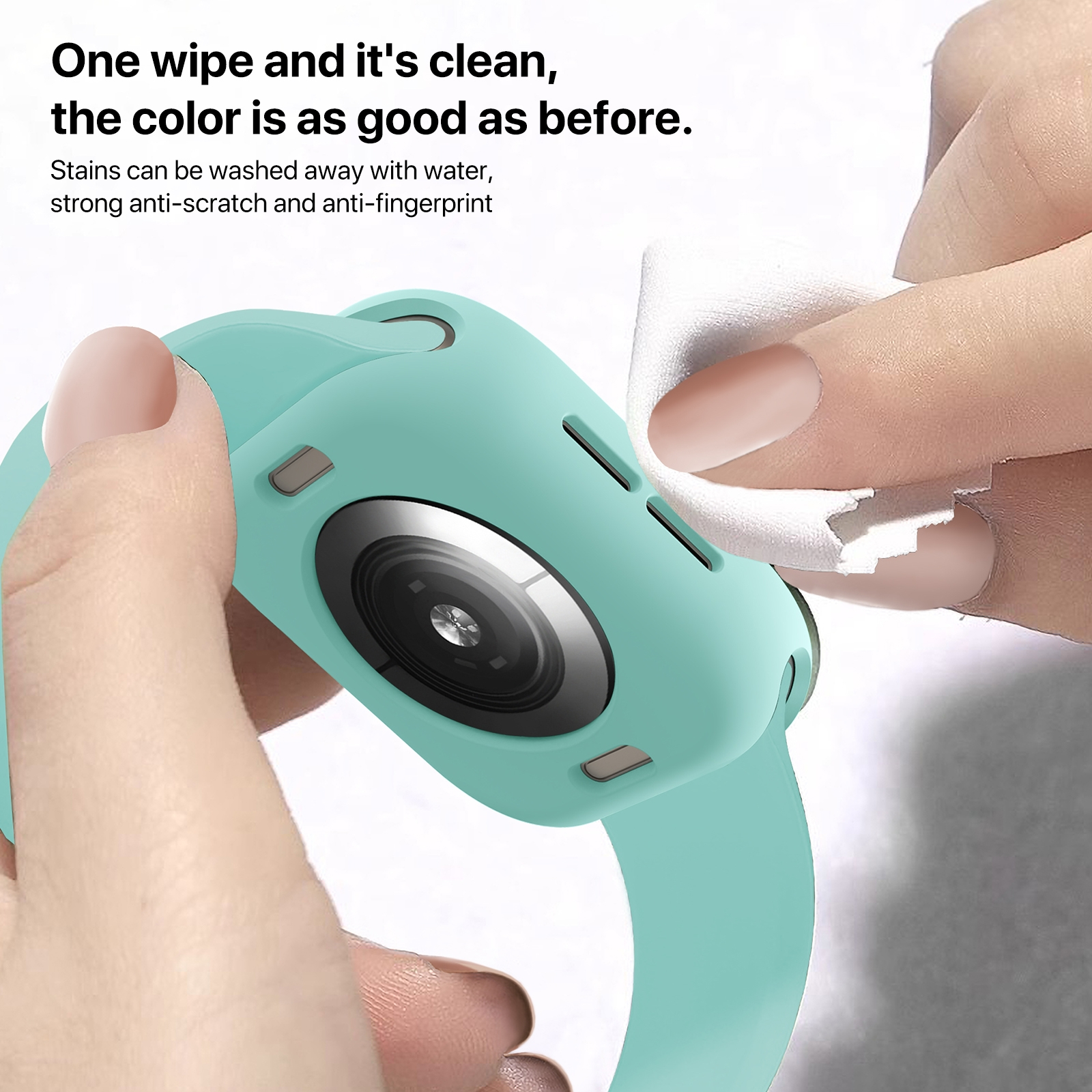 Jemand reinigt eine hellblaue Smartwatch-Hülle mit einem weißen Tuch.