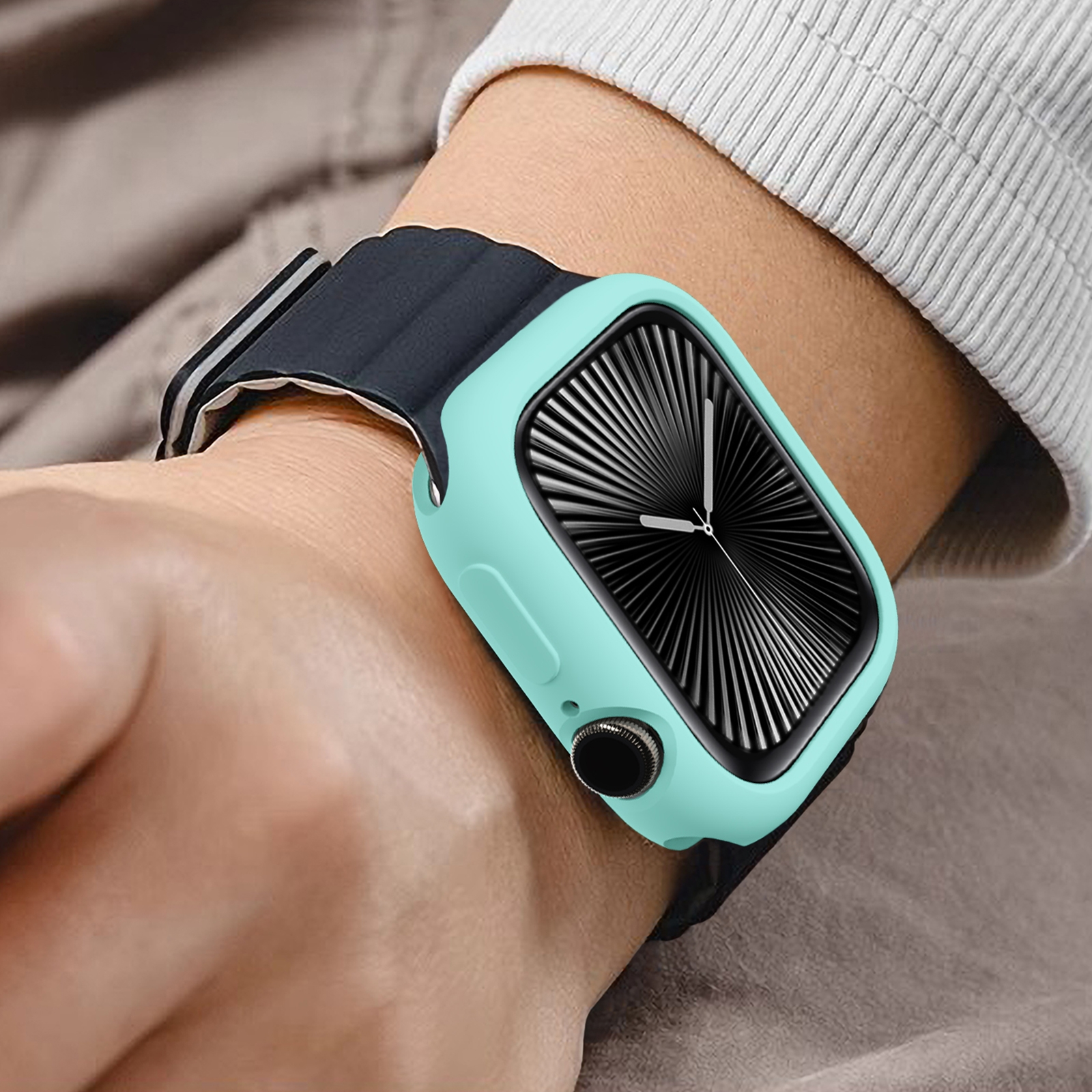 Eine Smartwatch mit mintgrünem Gehäuse und schwarzem Armband an einem Handgelenk.