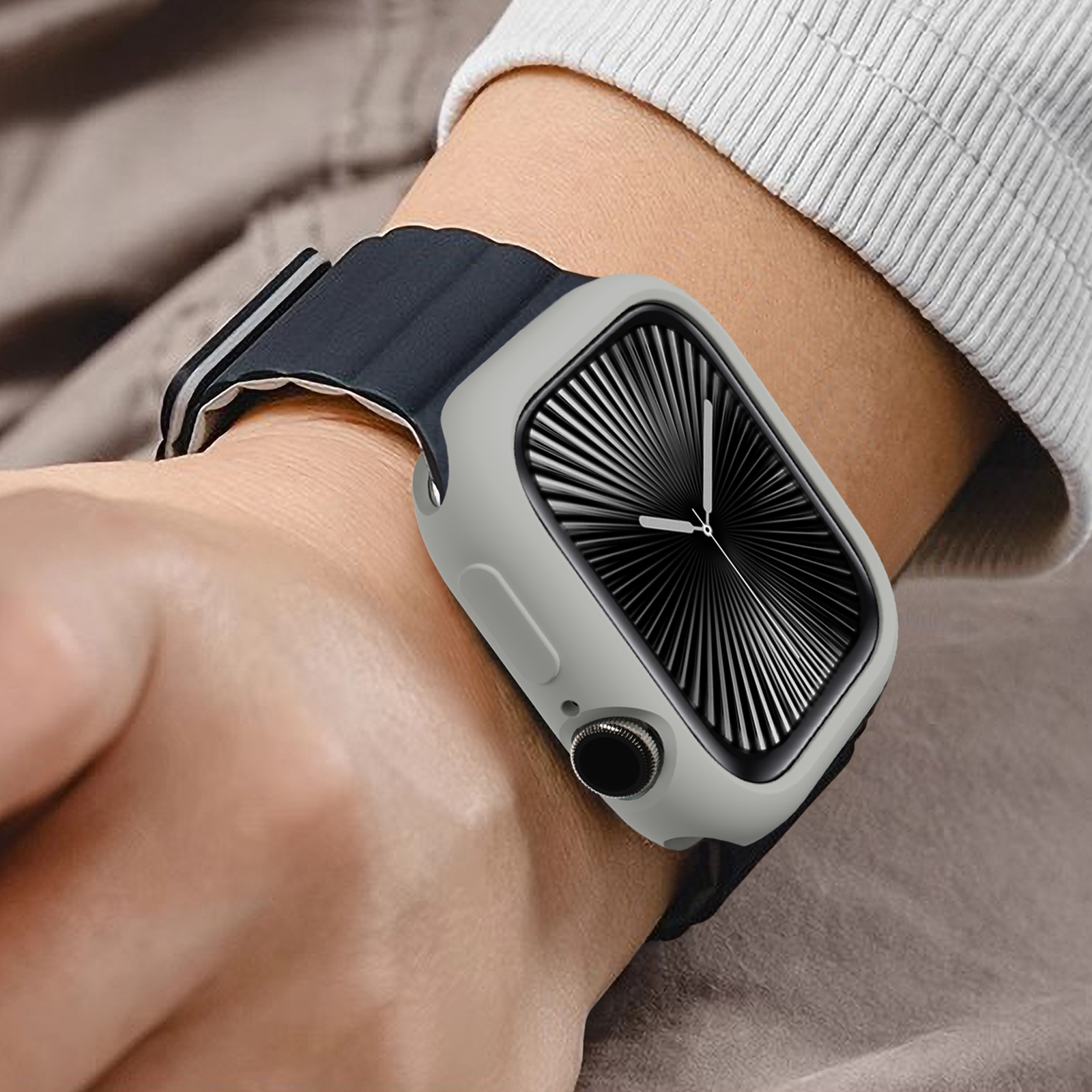 Uno smartwatch con cassa grigia e cinturino nero è indossato al polso.