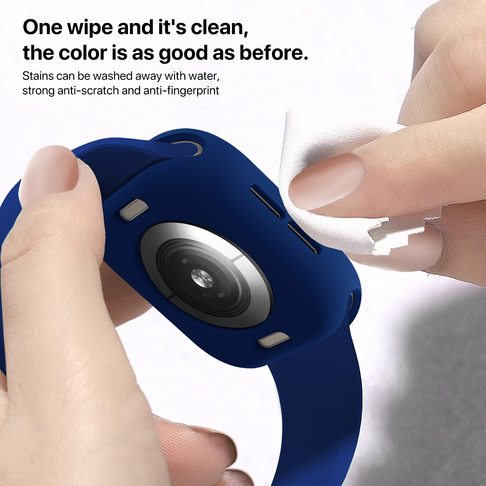 Hände wischen eine blaue Smartwatch-Hülle mit einem weißen Tuch ab.