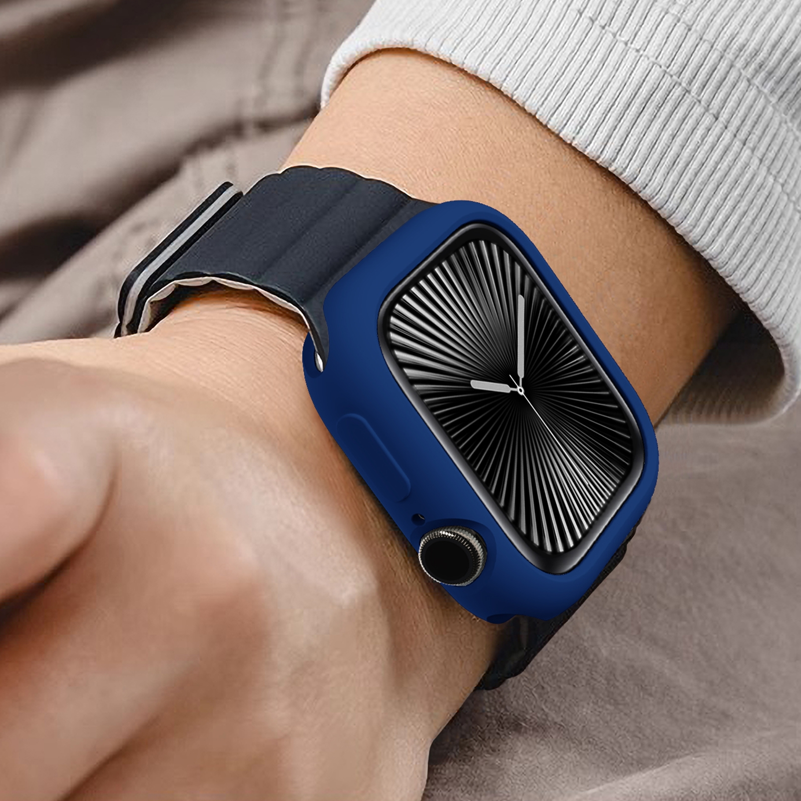Eine Smartwatch mit blauem Gehäuse und schwarzem Armband am Handgelenk.