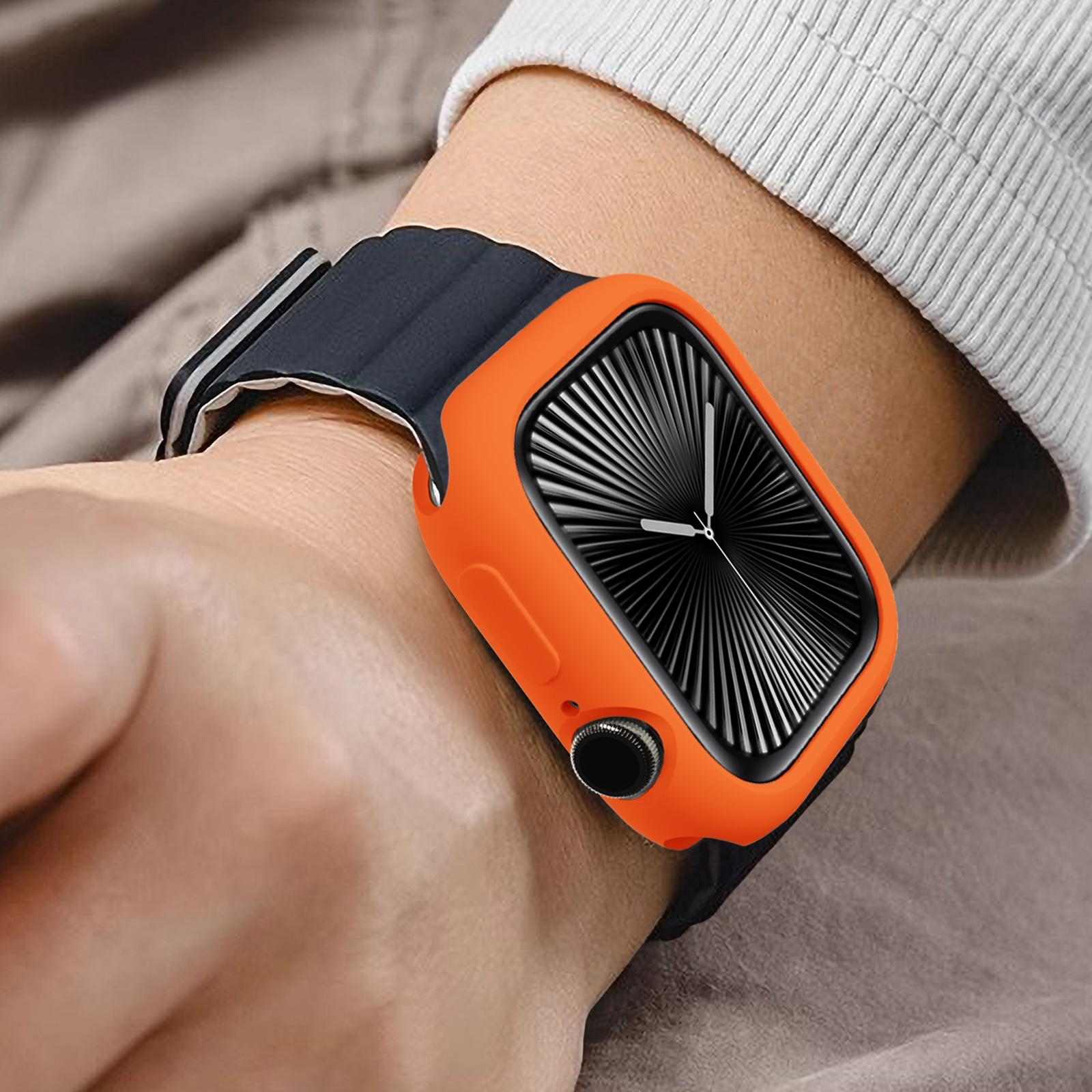 Eine Smartwatch mit leuchtend orangem Schutzgehäuse und schwarzem Armband wird am Handgelenk getragen.
